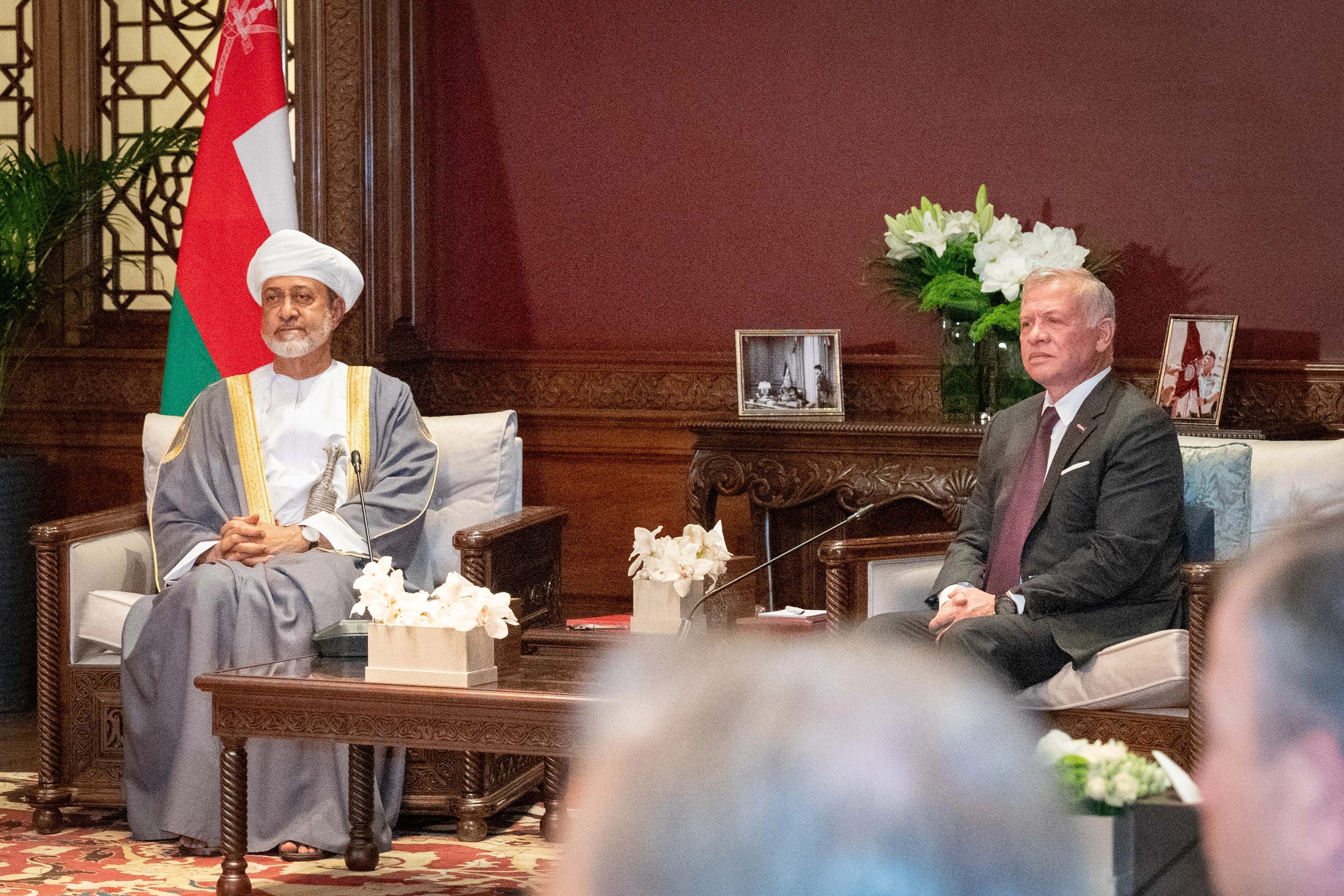 الملك وسلطان عُمان يعقدان مباحثات في قصر بسمان الزاهر 