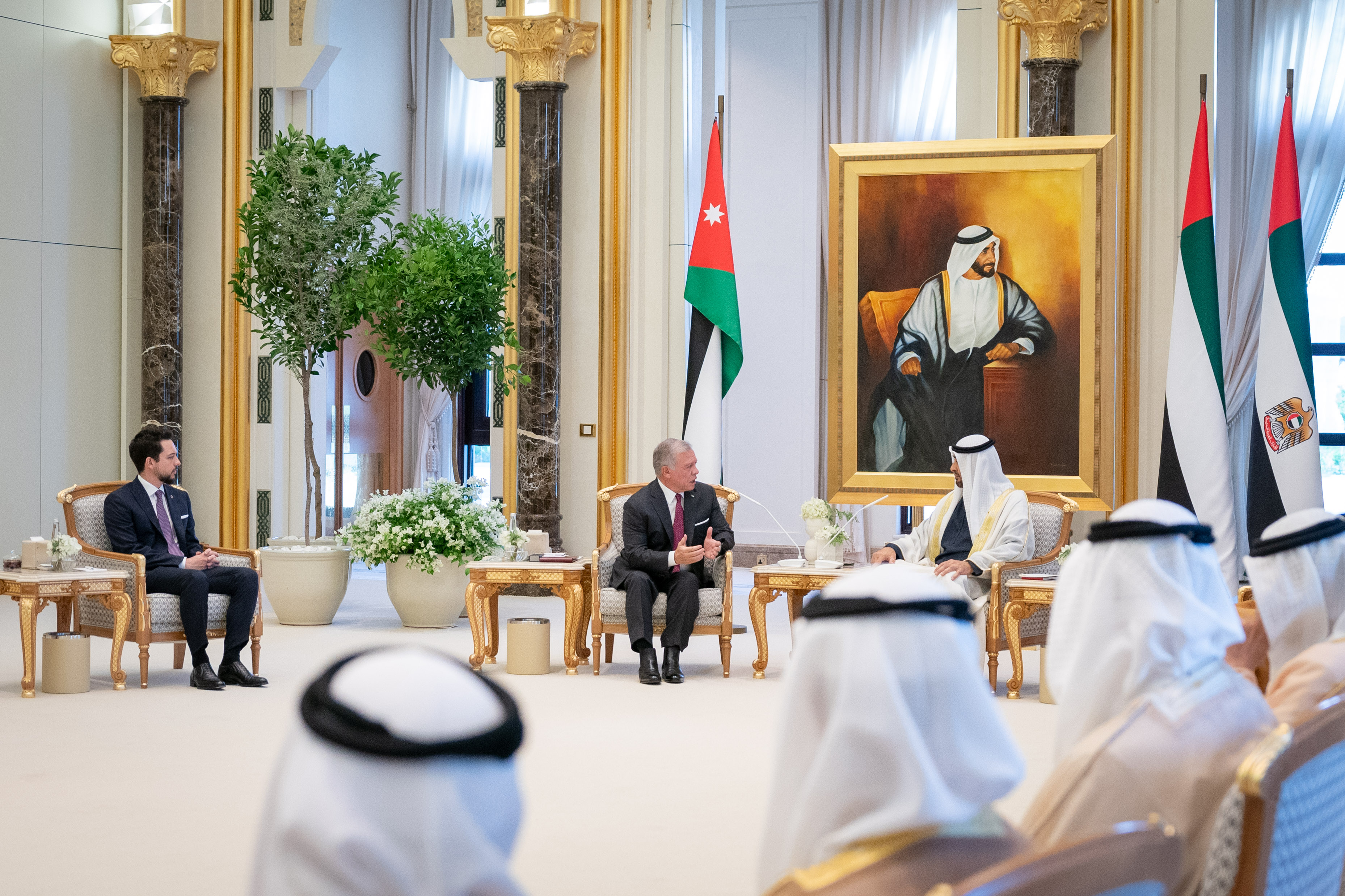 الملك والرئيس الإماراتي يبحثان سبل تكثيف الجهود العربية لوقف الحرب على غزة
