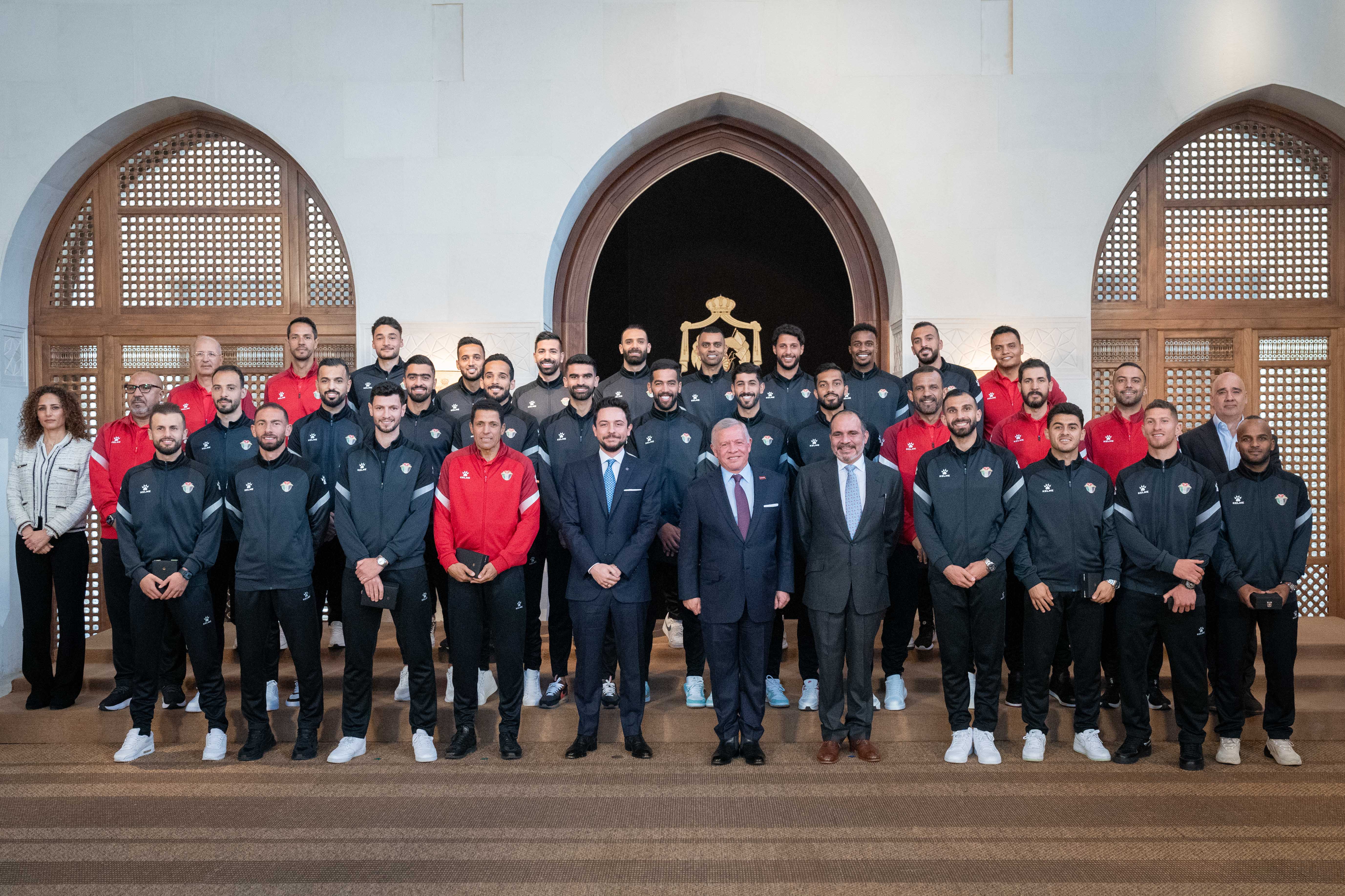 الملك يستقبل نشامى المنتخب الوطني لكرة القدم وينعم بميدالية اليوبيل الفضي على لاعبيه وطاقمه