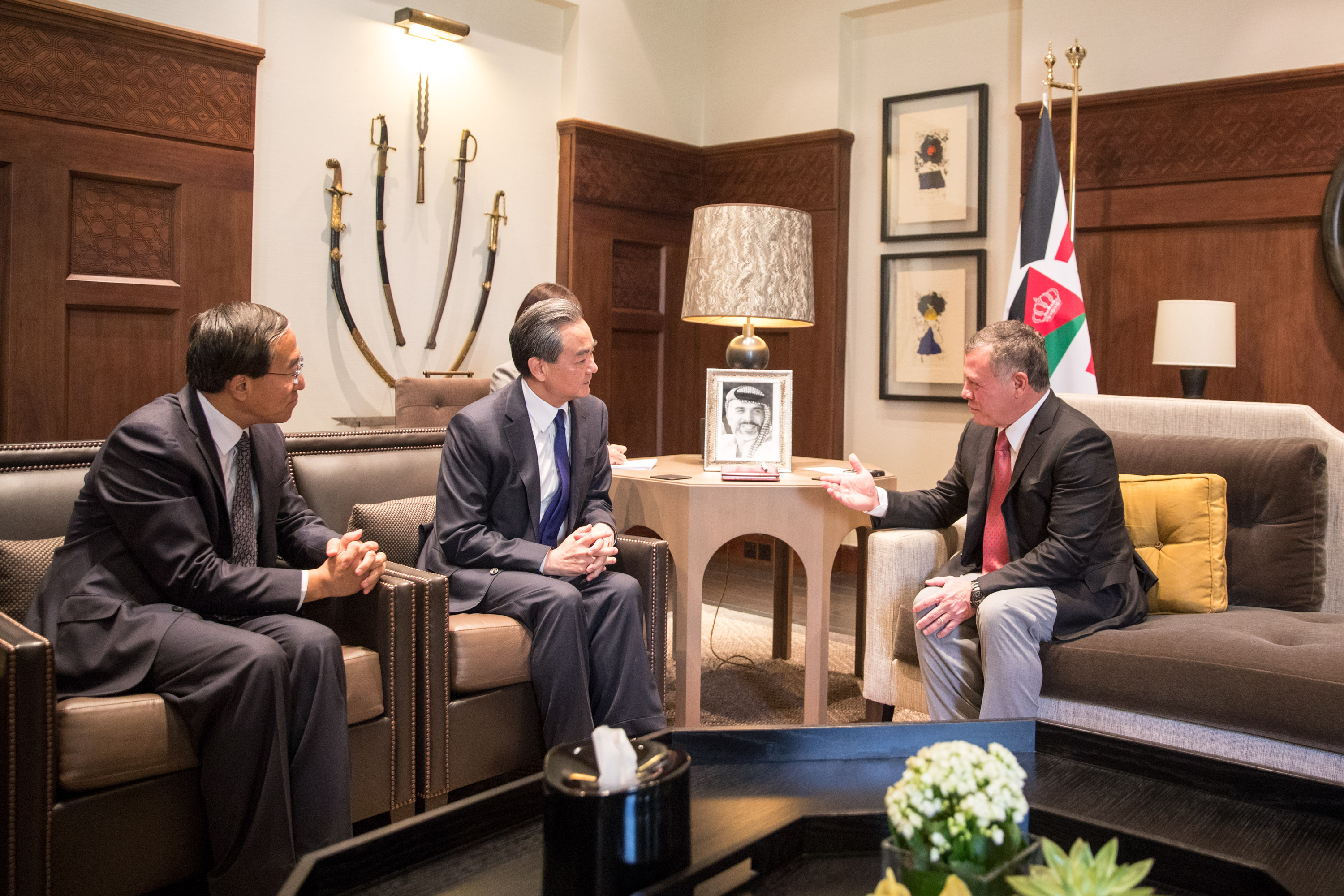 King receives Chinese foreign minister