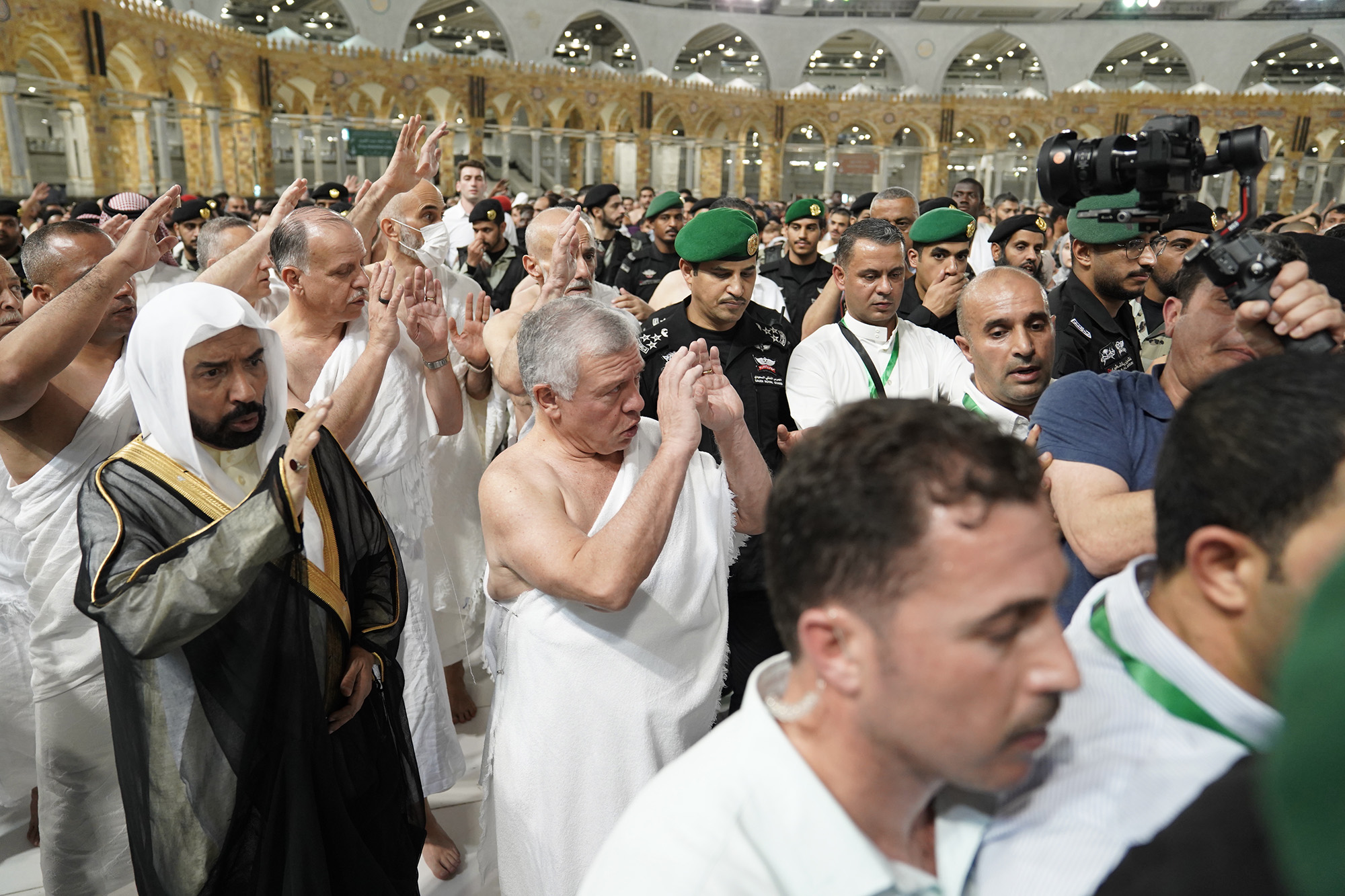 King performs Umra