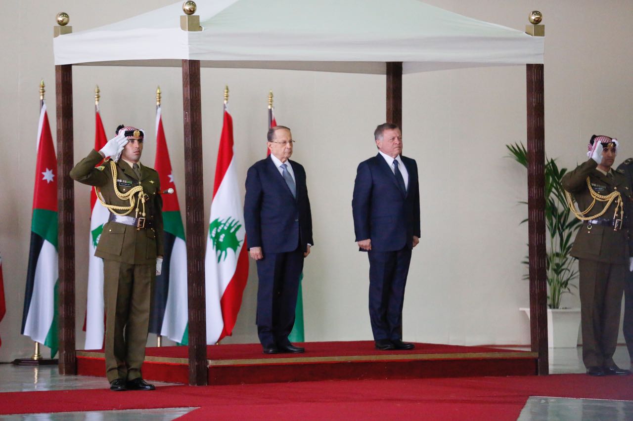 الملك يستقبل الرئيس اللبناني لدى وصوله إلى عمان