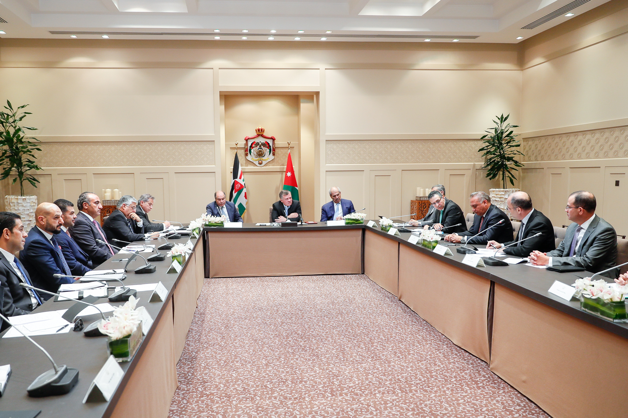 King chairs meeting on plans to attract investments, develop business environment