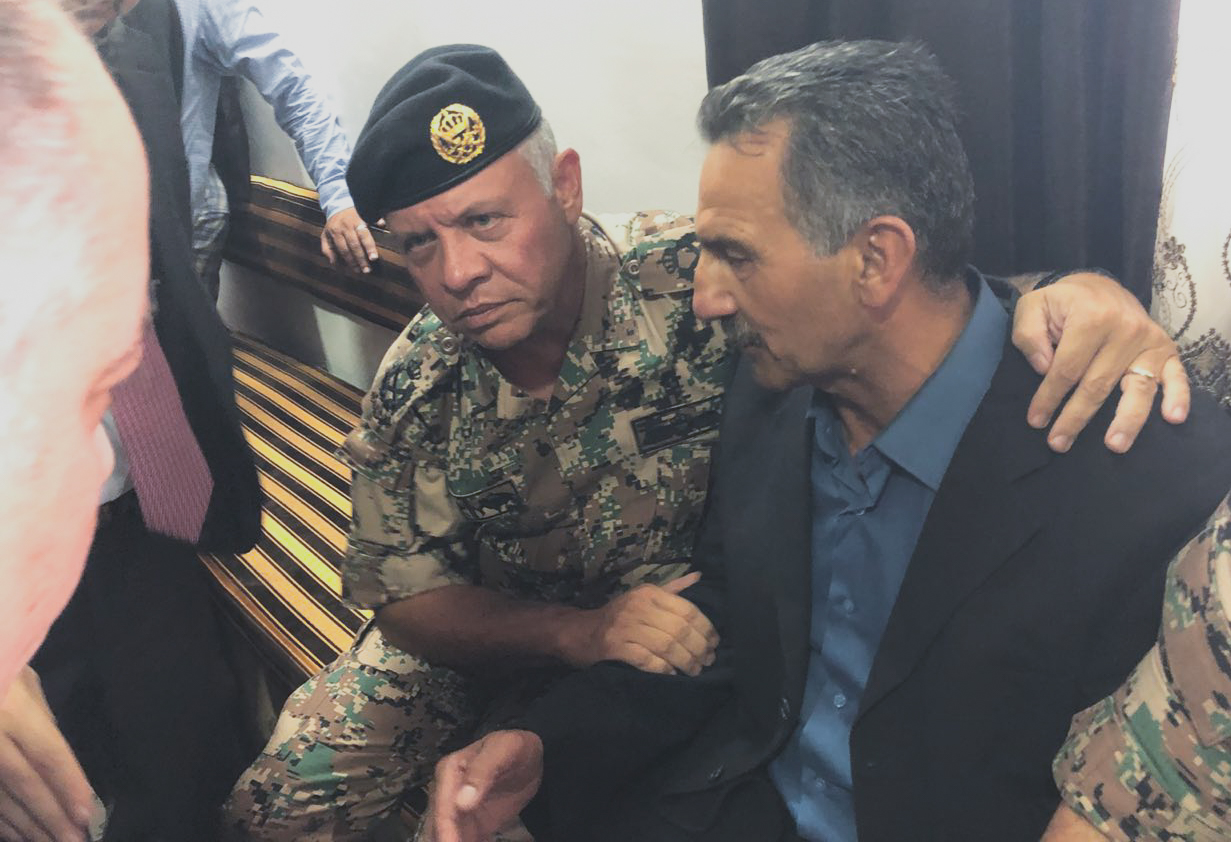 الملك يقدم واجب العزاء بالشهيد محمد الهياجنة
