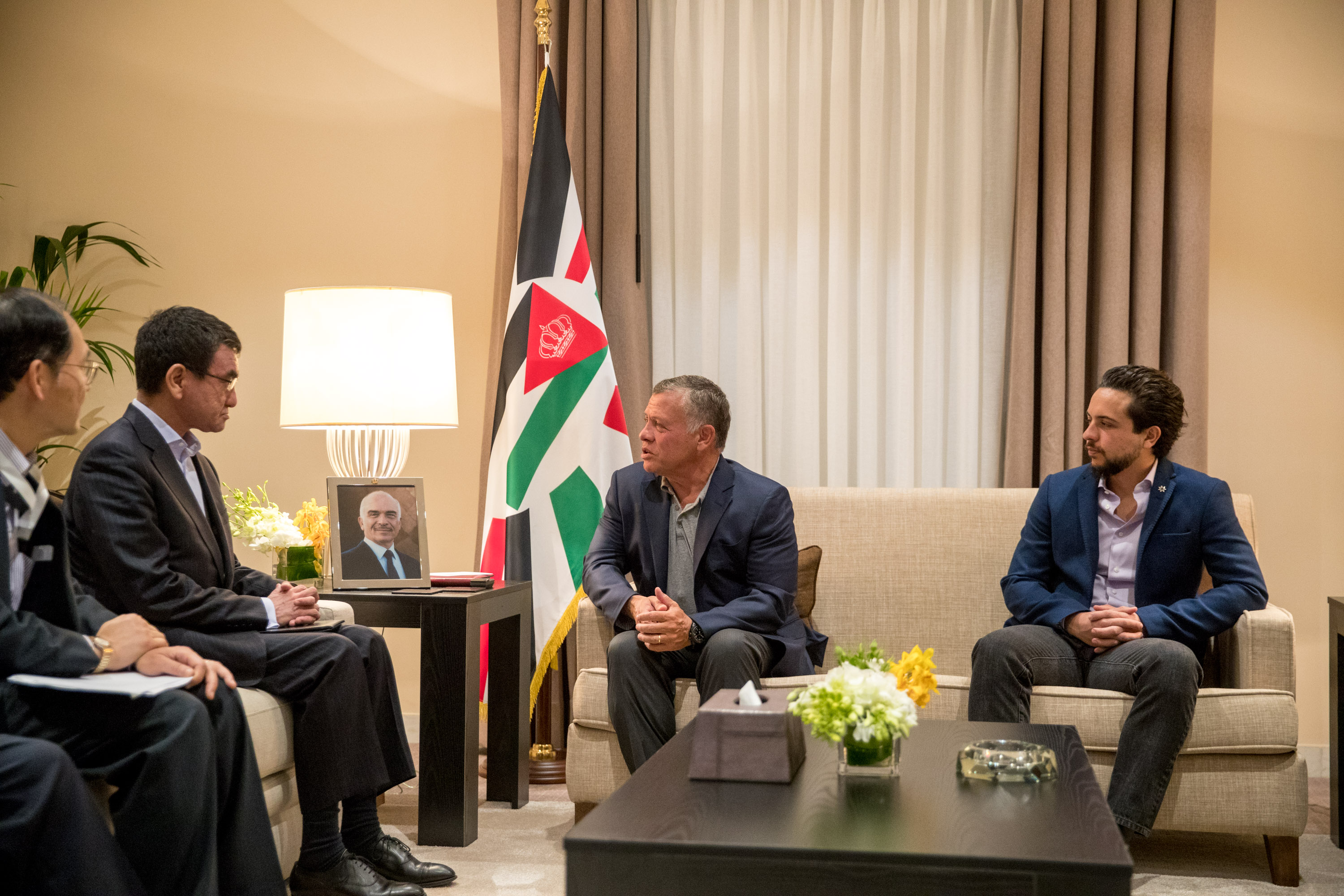 الملك يلتقي&nbsp;وزير الخارجية الياباني ووزير الشؤون الداخلية والقانون السنغافوري على هامش اجتماعات العقبة