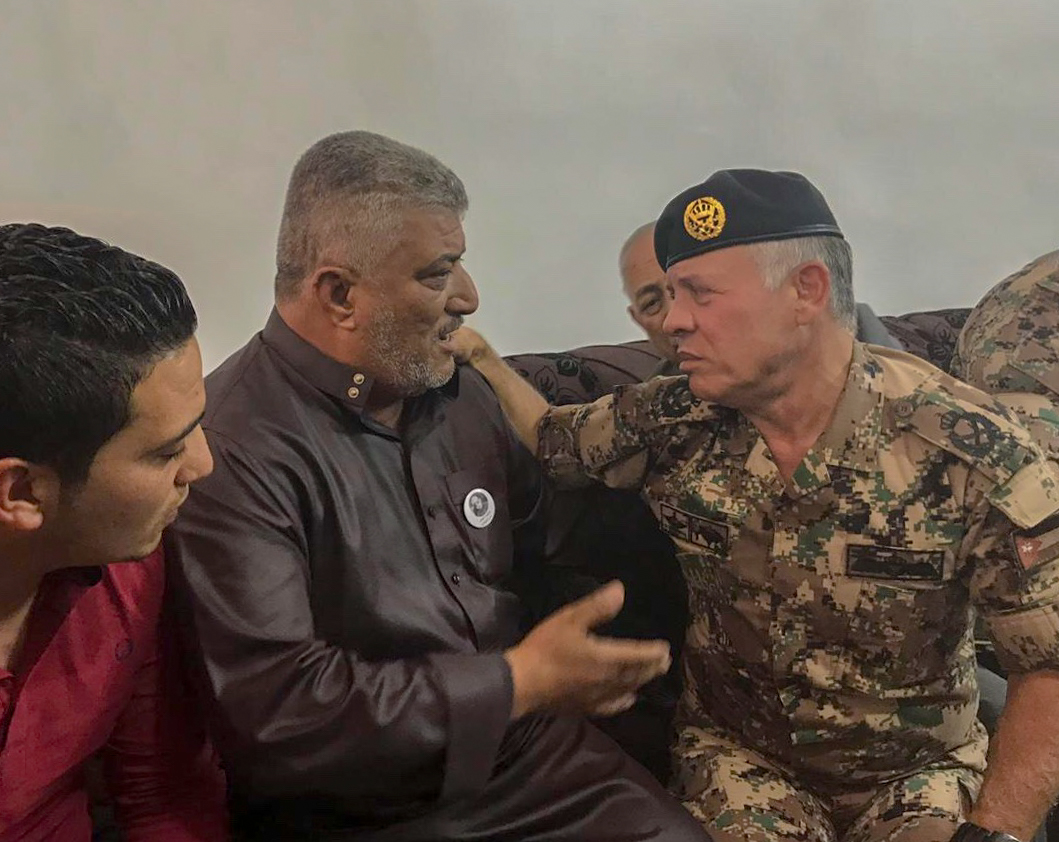 الملك يزور بيت عزاء الشهيد علي قوقزة في جرش