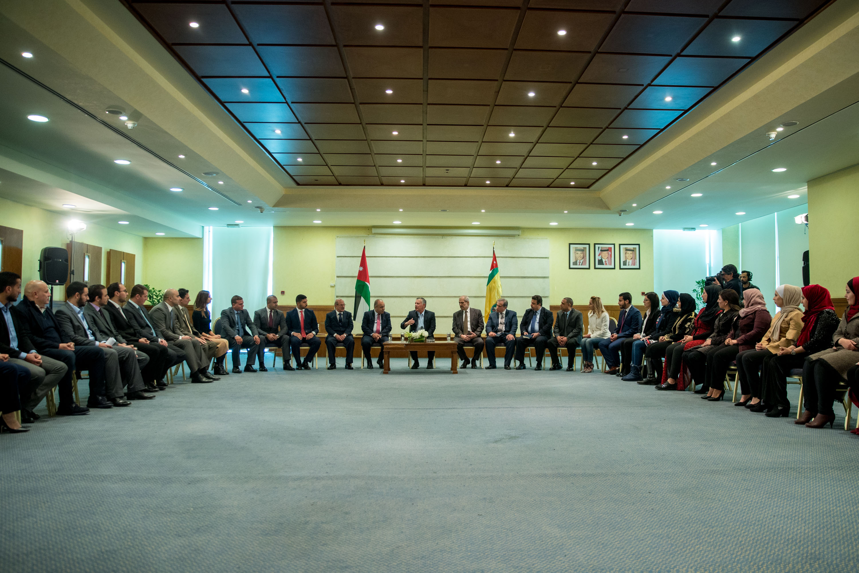 الملك يلتقي مع طلبة من كلية الأمير الحسين بن عبدﷲ الثاني للدراسات الدولية في الجامعة الأردنية