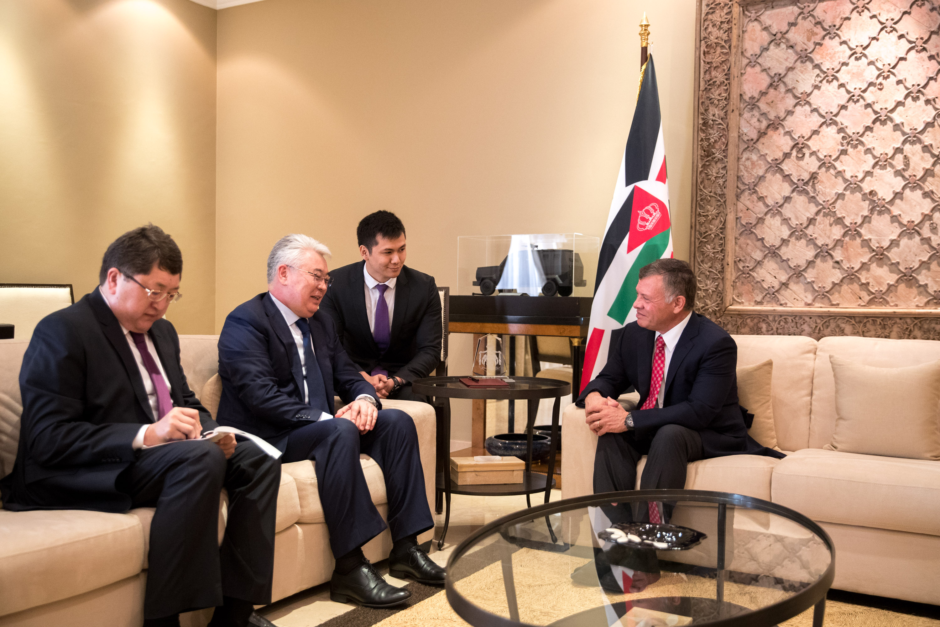 الملك يستقبل وزير الصناعات الدفاعية والفضائية في كازاخستان
