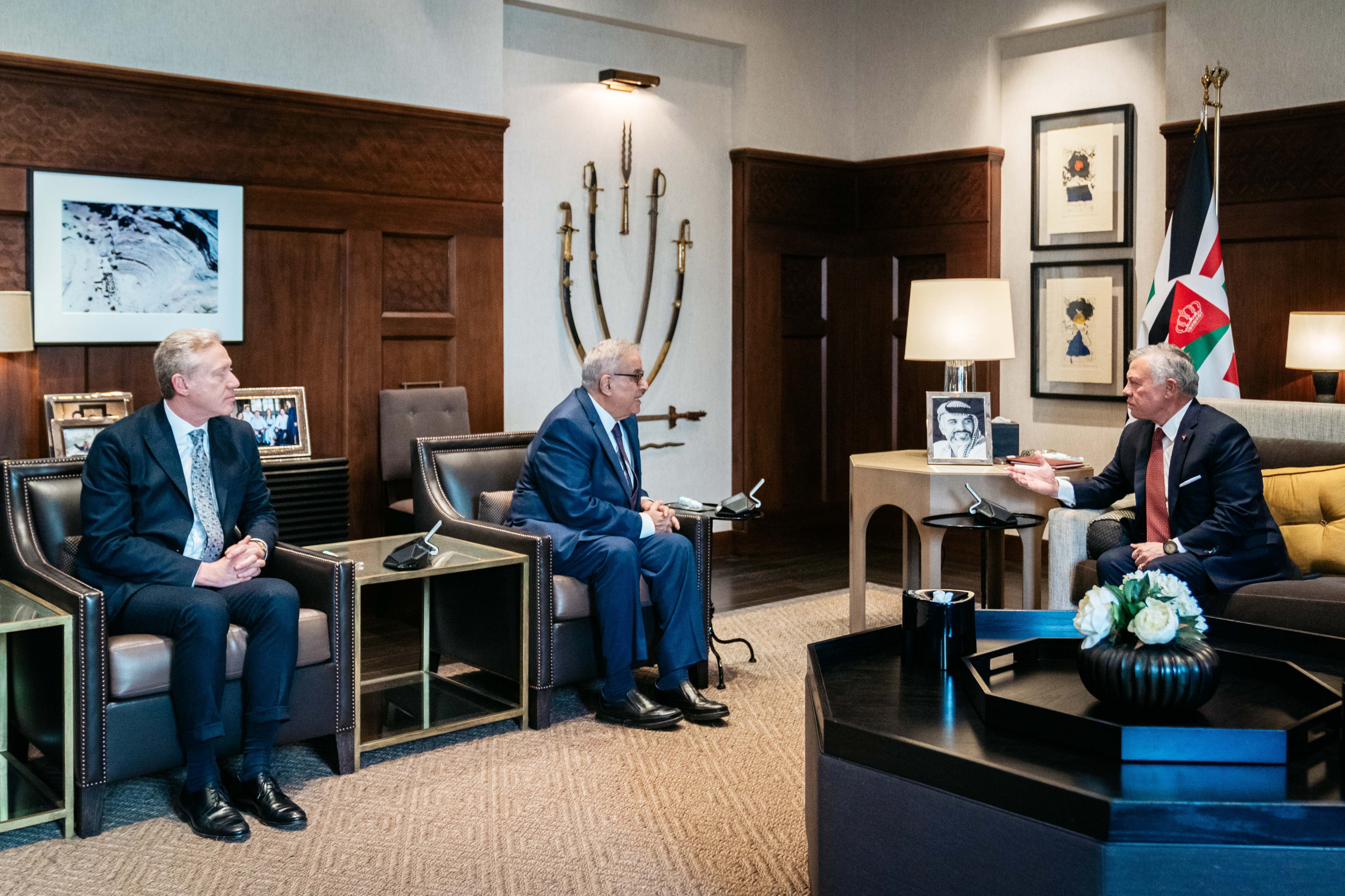 King meets Lebanon FM
