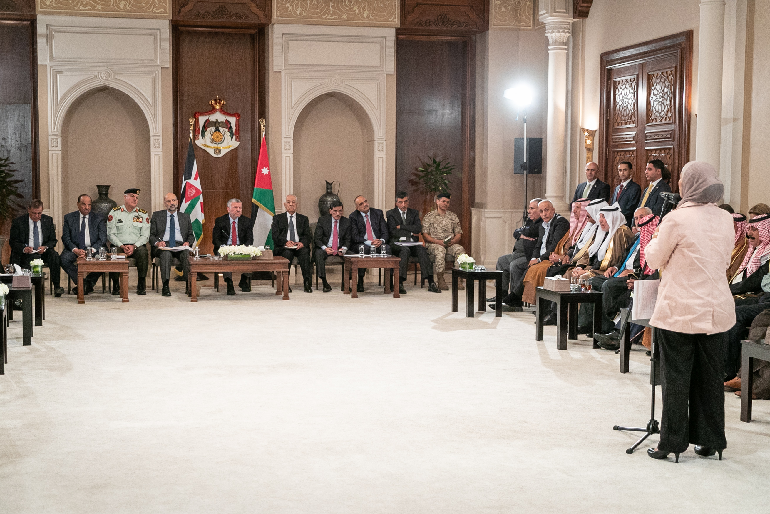 الملك يلتقي وجهاء وممثلي أبناء وبنات عشائر العجارمة ضمن سلسلة لقاءات "مجلس بسمان"