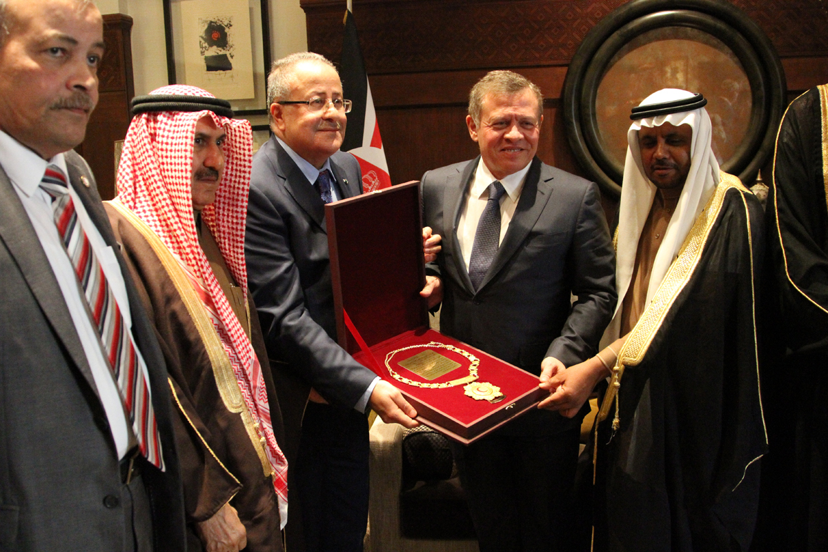 King receives medal from Red Crescent, Red Cross organisation