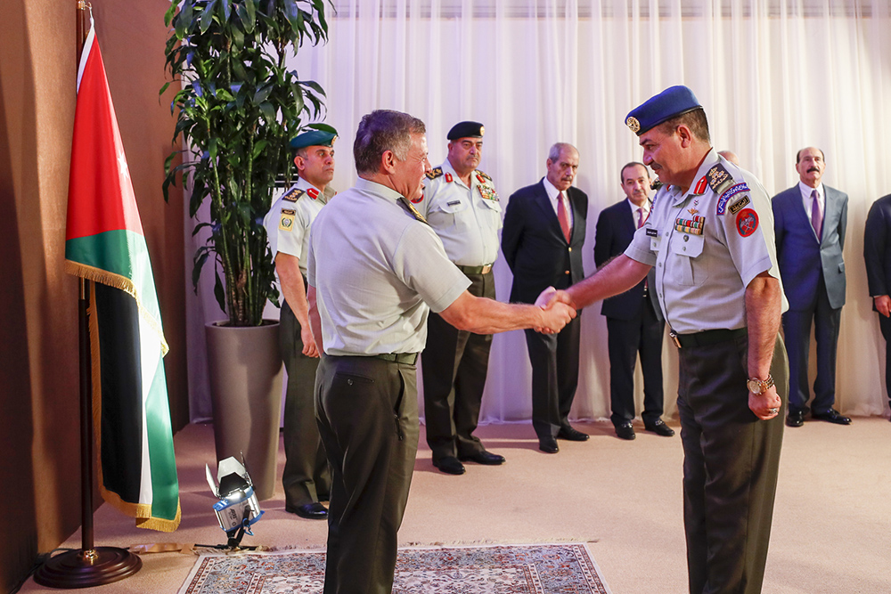 King hosts iftar banquet for senior army, security officers and military retirees