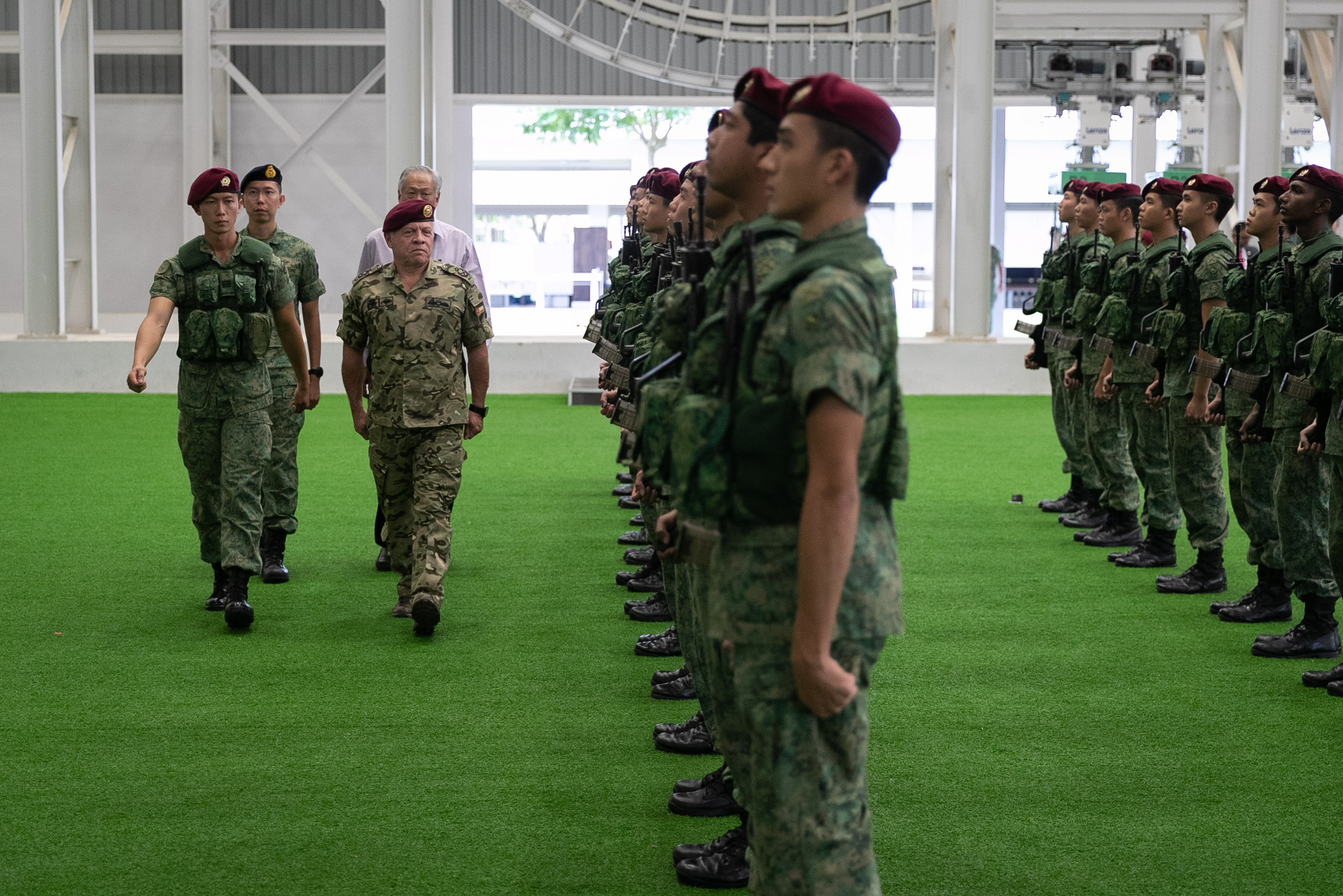 King visits Singapore Armed Forces Commandos