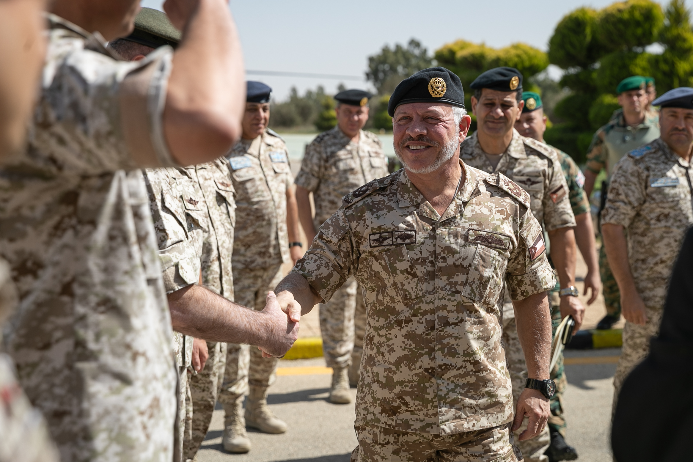 الملك يزور كليتي القيادة والأركان والدفاع الوطني