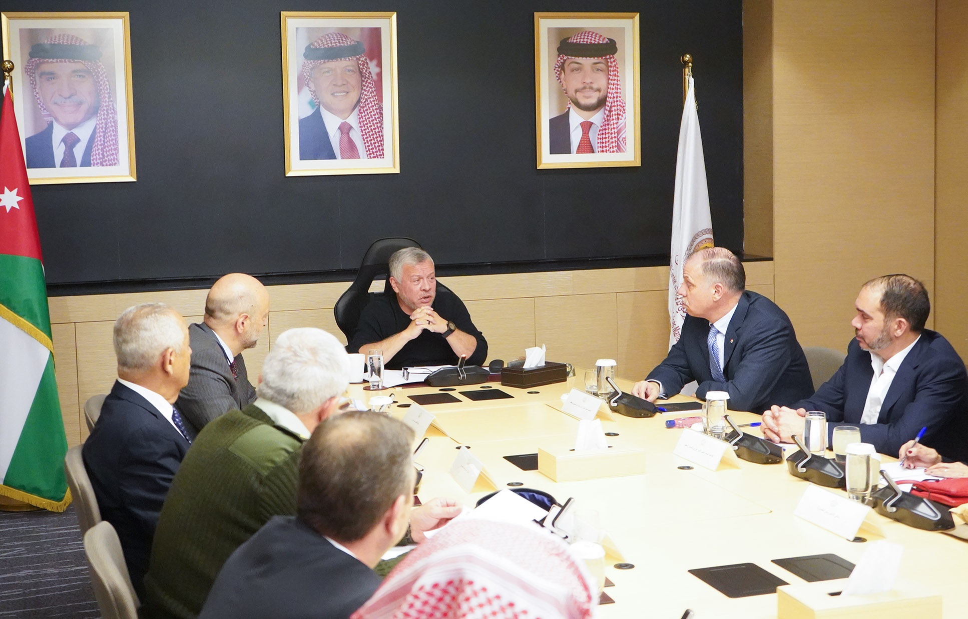 الملك يترأس فور عودته إلى أرض الوطن اجتماعا لمناقشة التطورات المتعلقة بفيروس كورونا