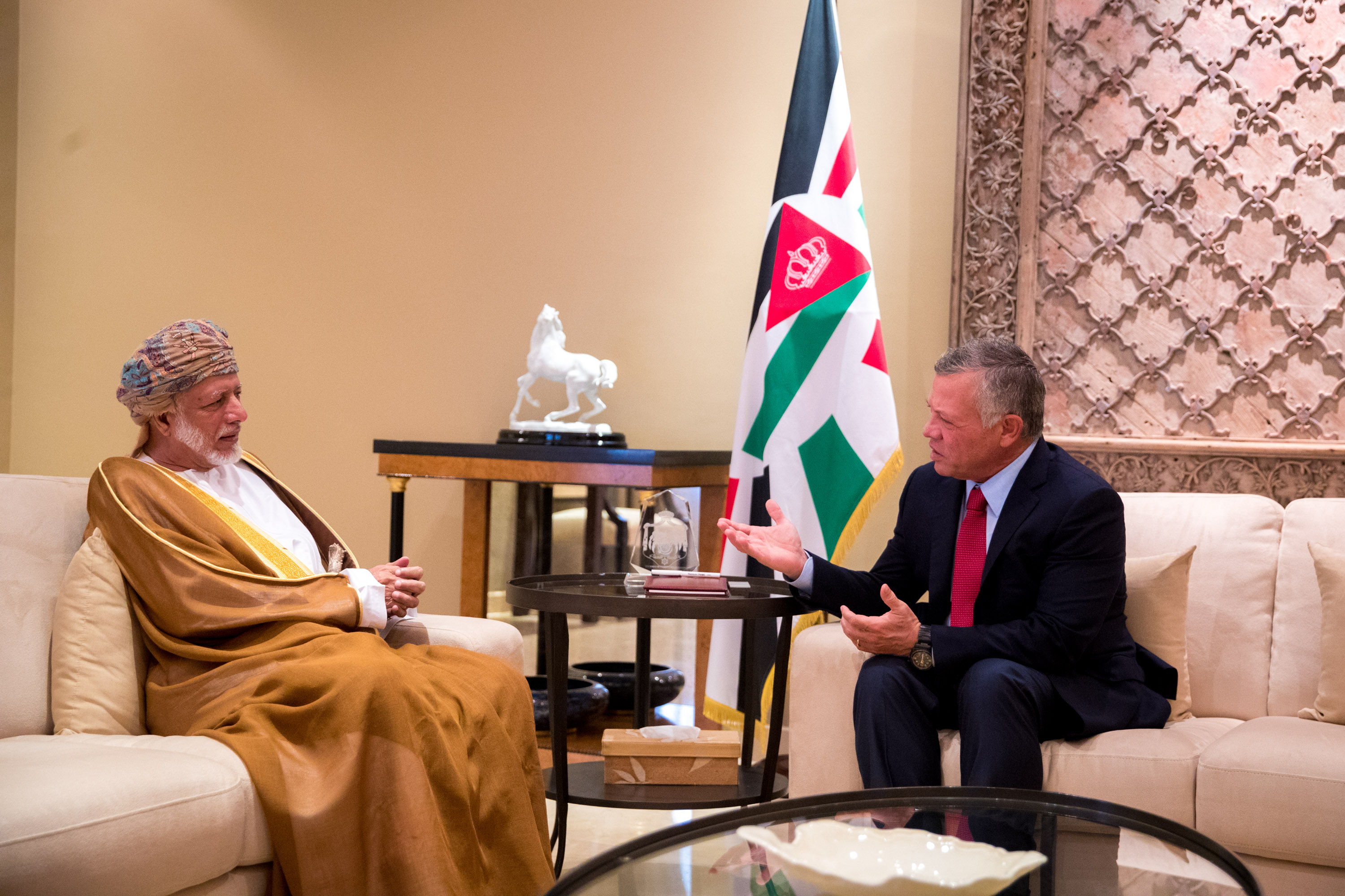 الملك يستقبل الوزير المسؤول عن الشؤون الخارجية العُماني ويتسلم رسالة من السلطان قابوس