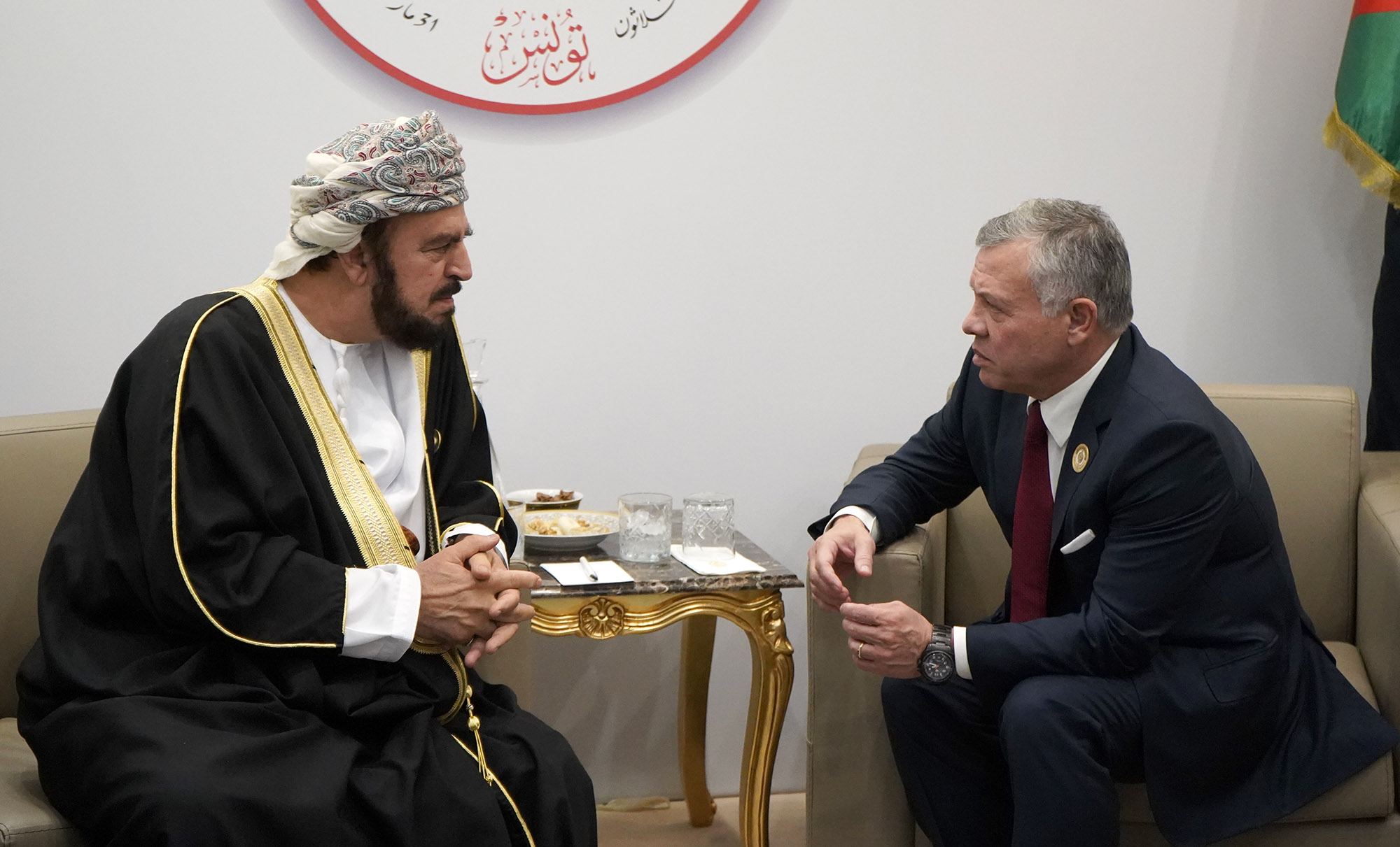 الملك يلتقي الممثل الخاص لسلطان عُمان
