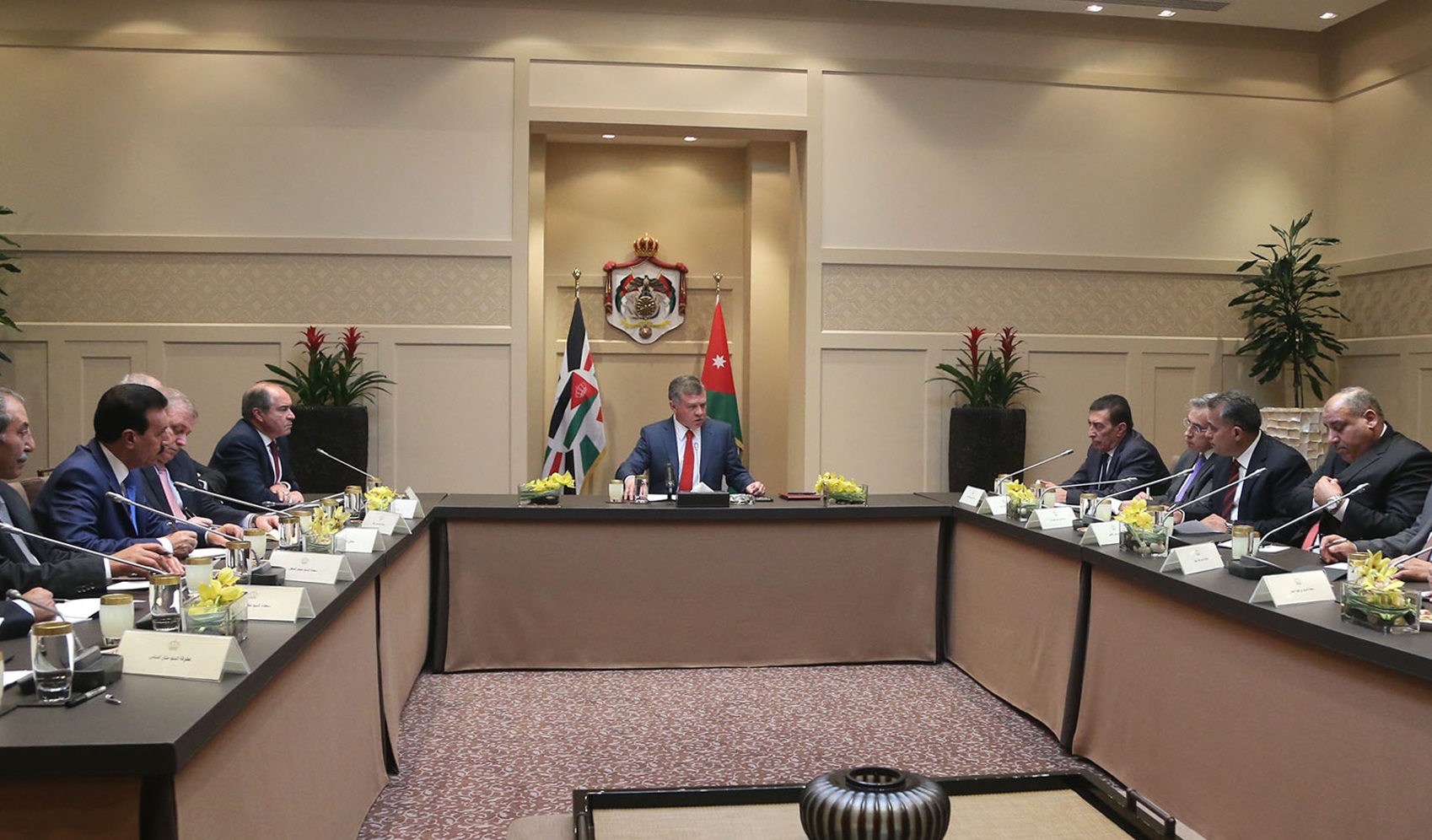 King meets with heads of parliamentary blocs