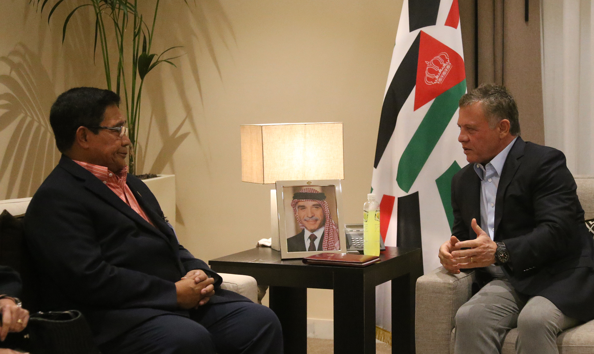 King meets Philippines&rsquo; national security adviser