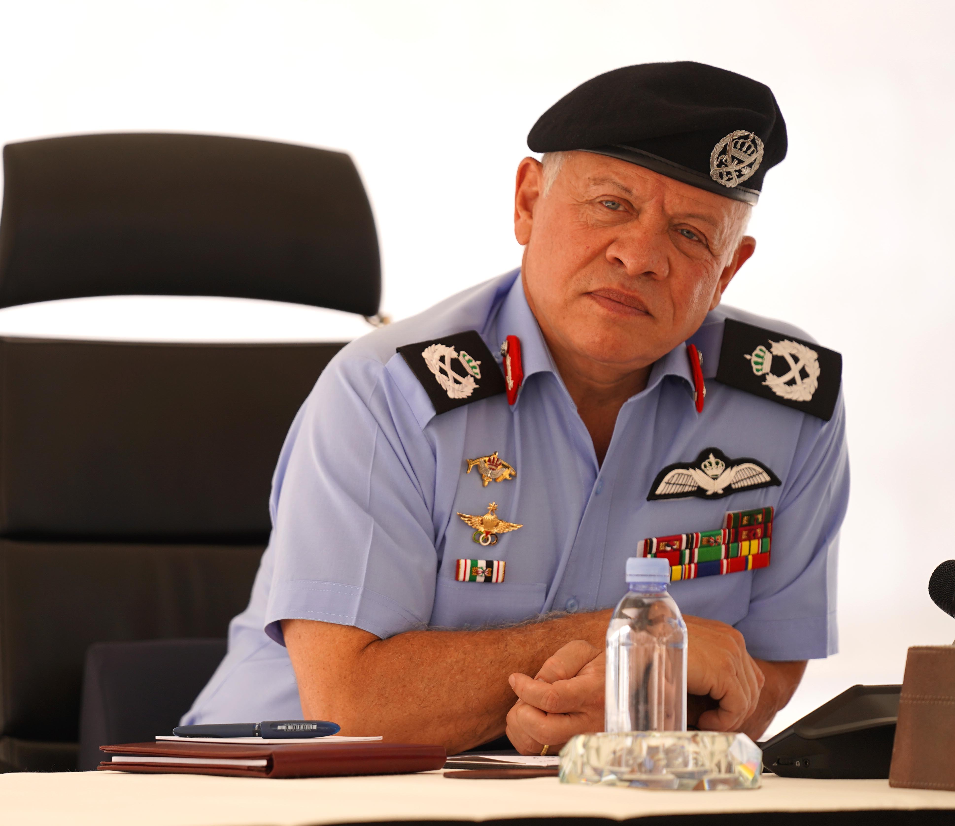 الملك يزور مديرية الأمن العام بمئوية تأسيسها ويرعى مراسم تسليم علمها الجديد