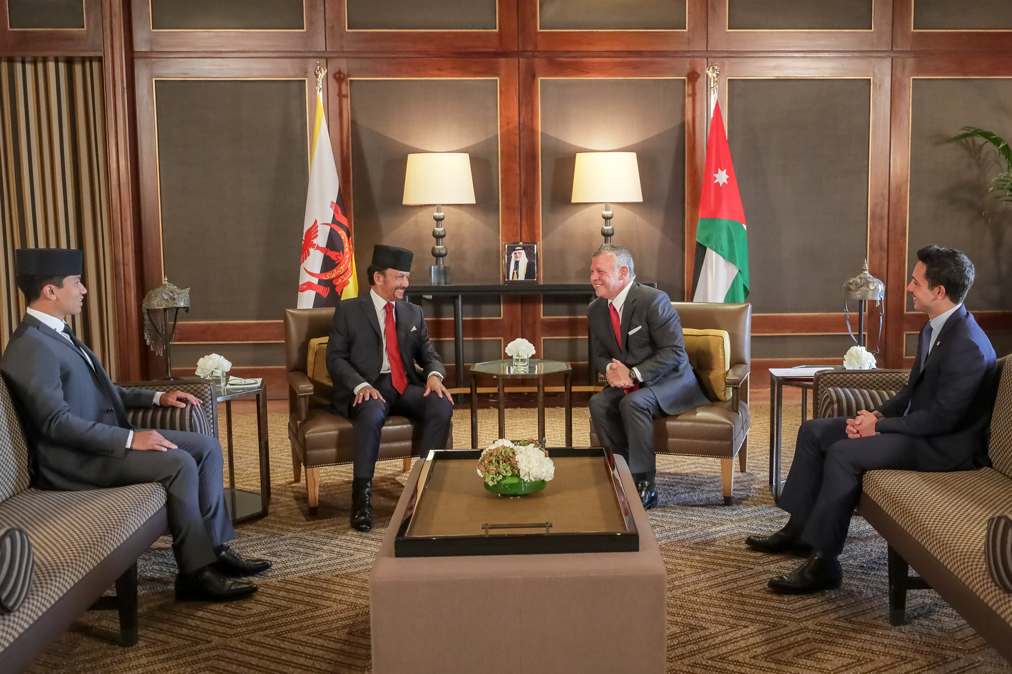 الملك وسلطان بروناي يعقدان مباحثات في قصر الحسينية