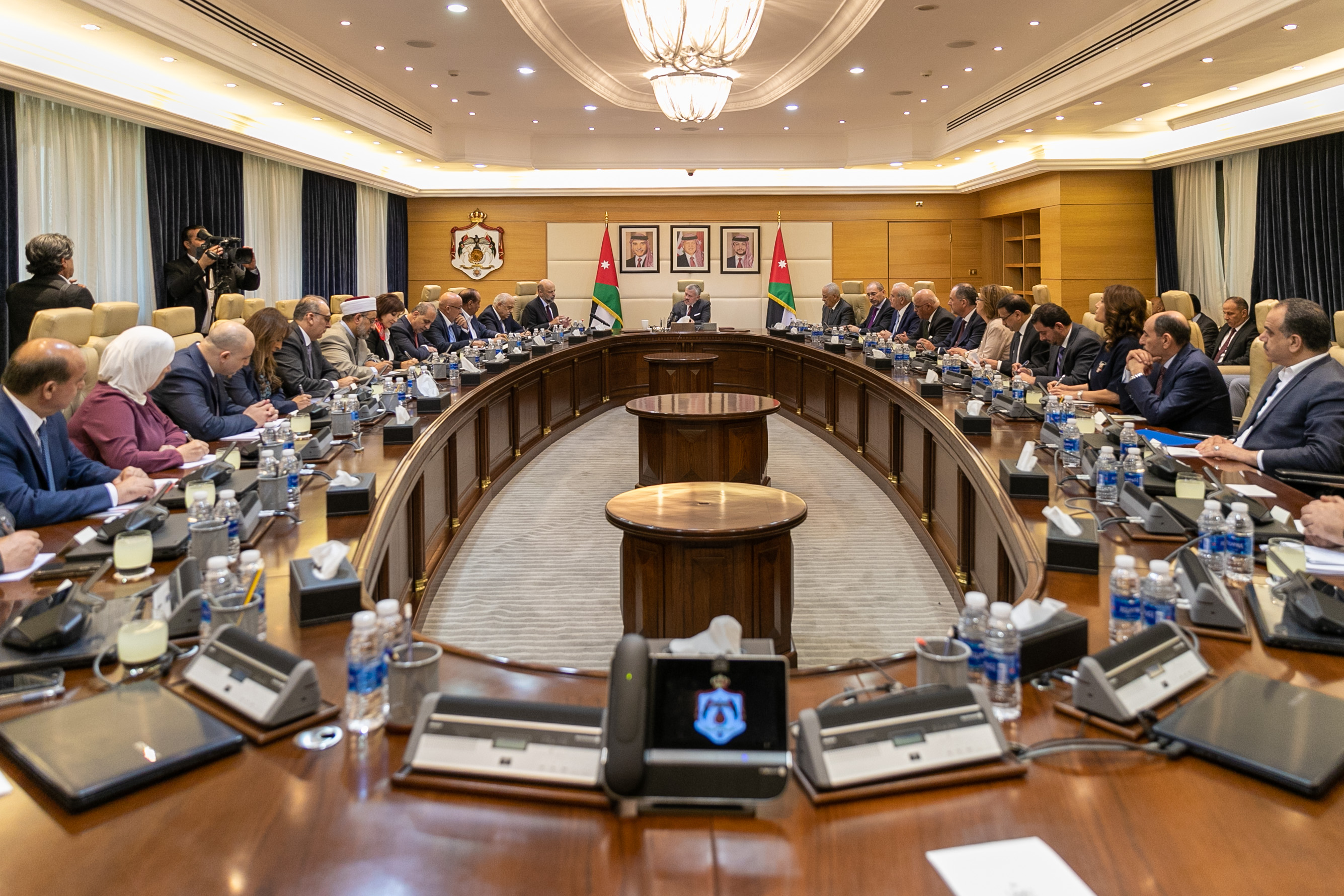 الملك يترأس جانبا من جلسة مجلس الوزراء
