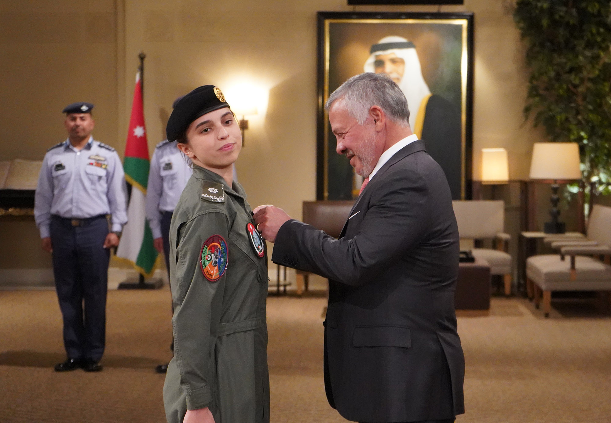 الملك يقلد سمو الأميرة سلمى بنت عبدﷲ الثاني جناح الطيران
