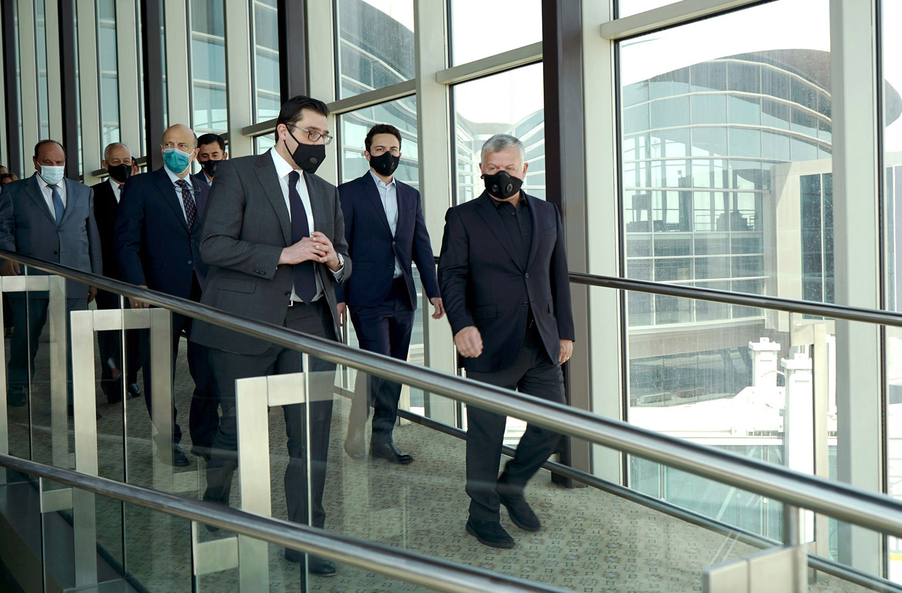 الملك يتفقد مرافق مطار الملكة علياء الدولي، ويؤكد ضرورة تطبيق الإجراءات الصحية والوقائية لضمان سلامة المسافرين