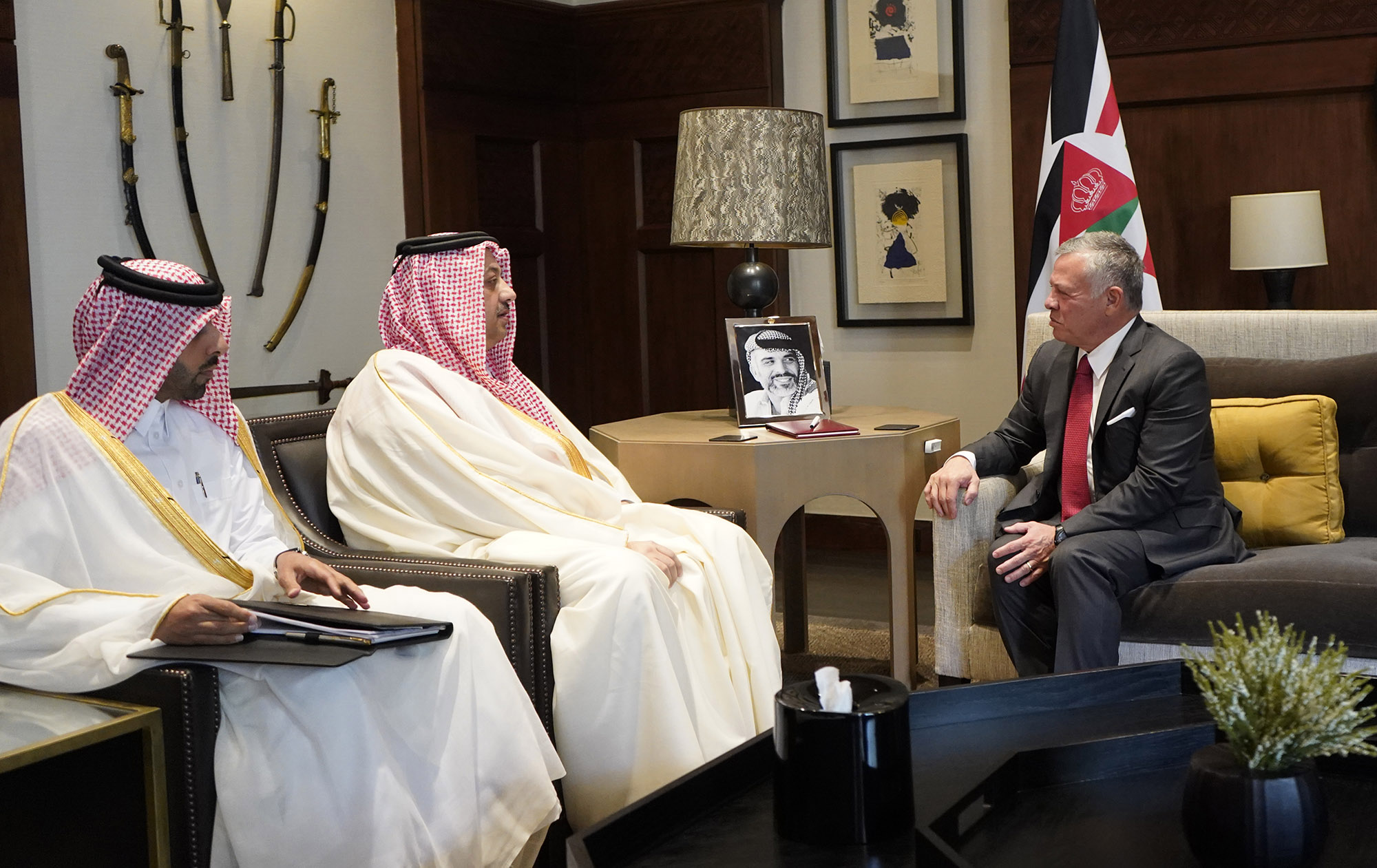 الملك يستقبل نائب رئيس مجلس الوزراء وزير الدفاع القطري