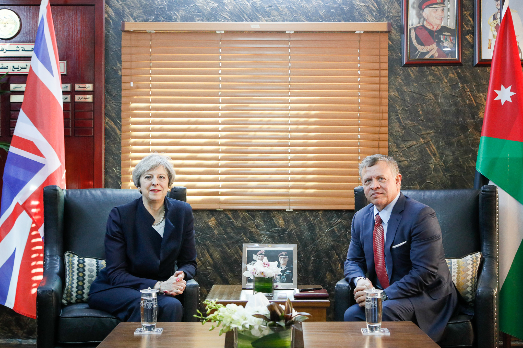King holds talks with UK PM