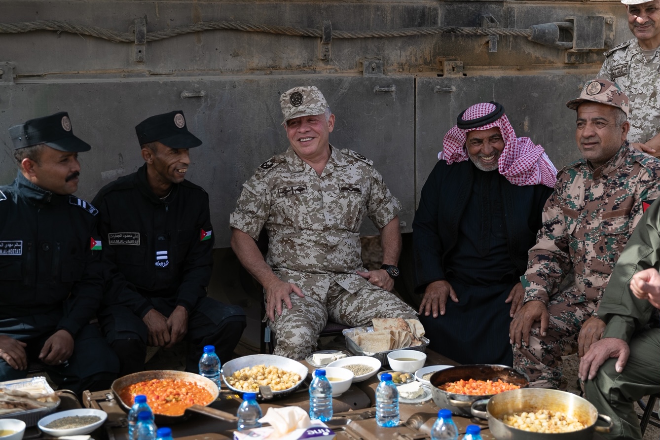 القائد الأعلى يتابع التمرين العسكري التعبوي (القوة الضاربة)