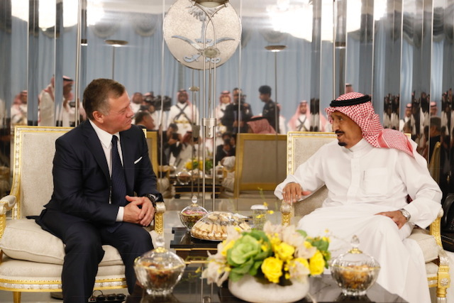King performs Umra, meets with Saudi monarch