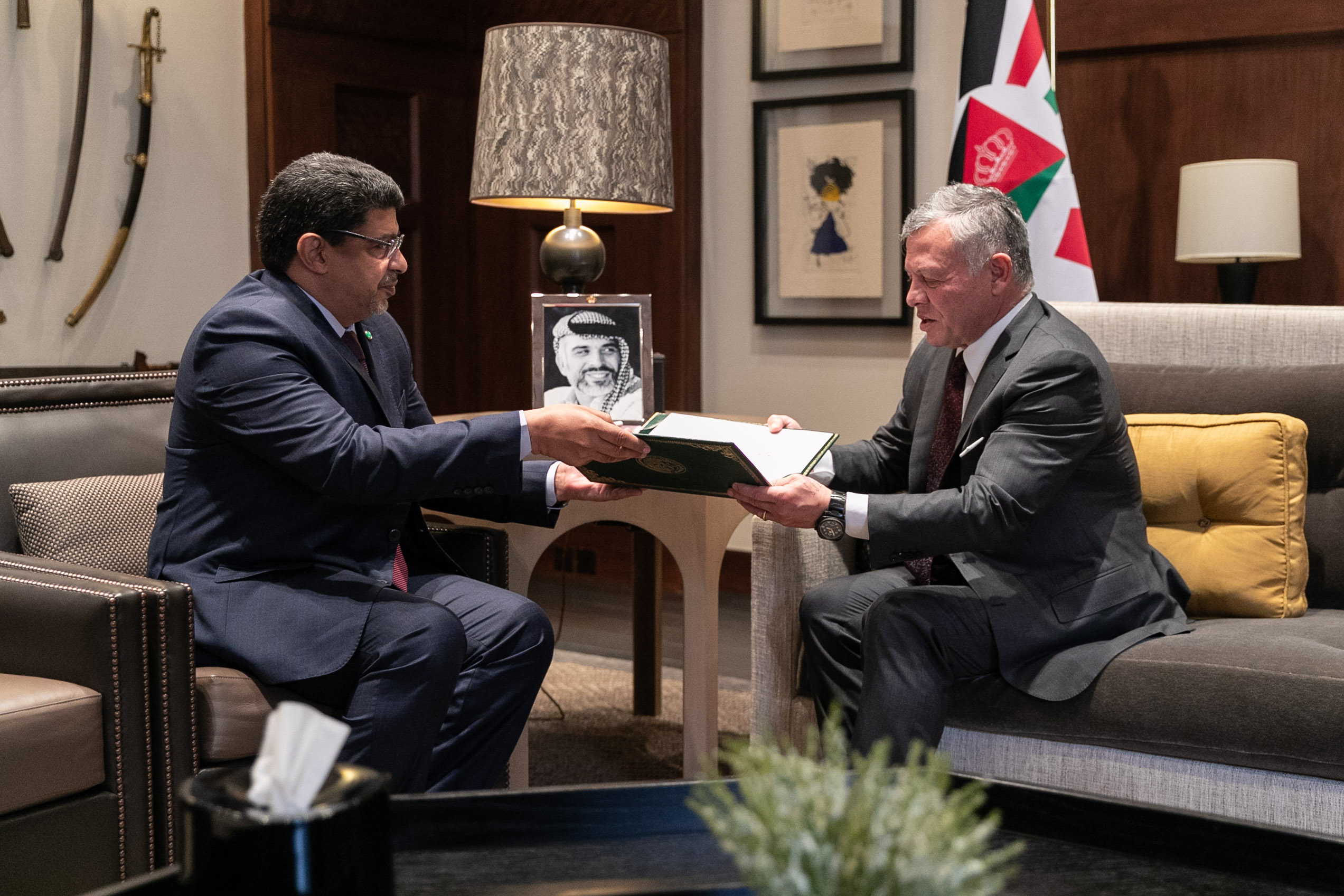 الملك يتسلم رسالة من الرئيس الموريتاني نقلها المبعوث الخاص للرئيس