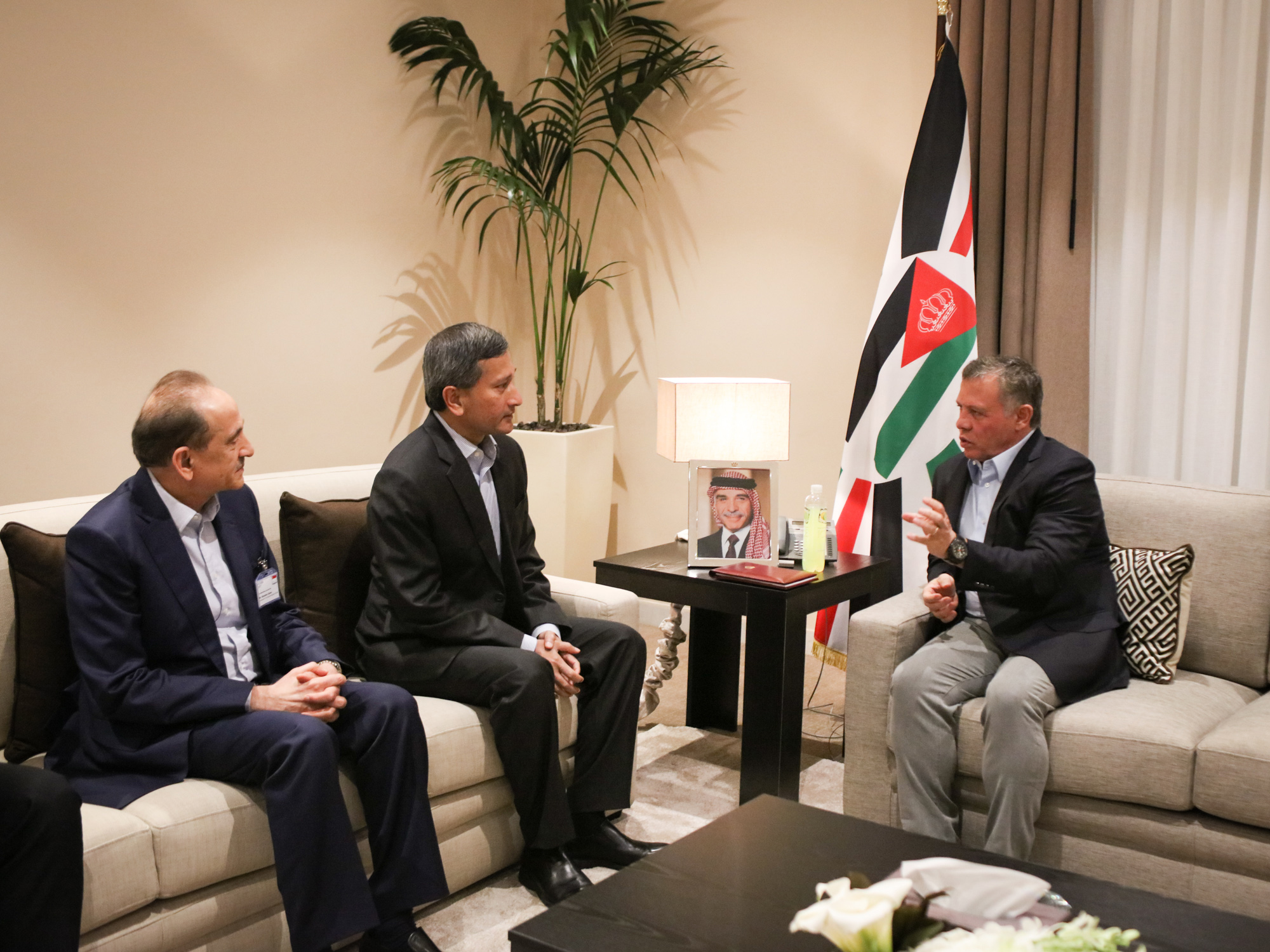King meets Singapore foreign minister