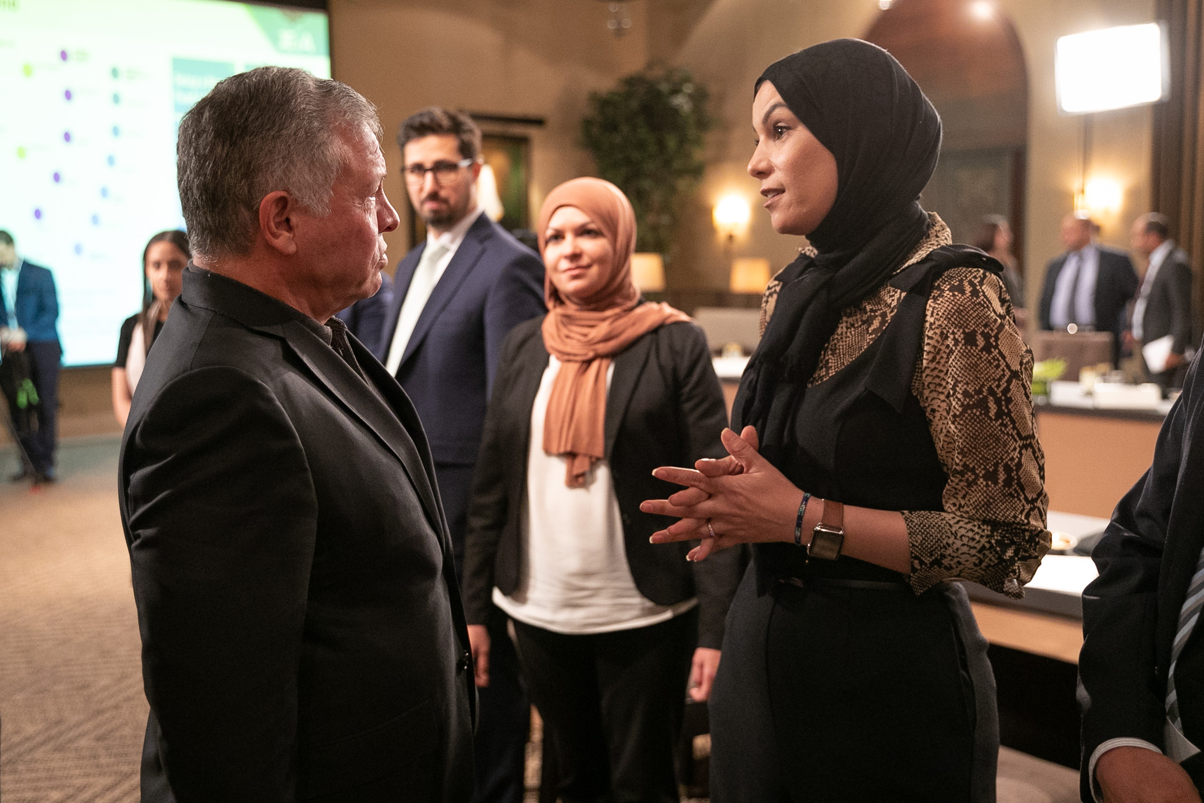الملك يجتمع مع رياديين من أصحاب الشركات الناشئة في إطار متابعة جهود تطوير قطاع ريادة الأعمال