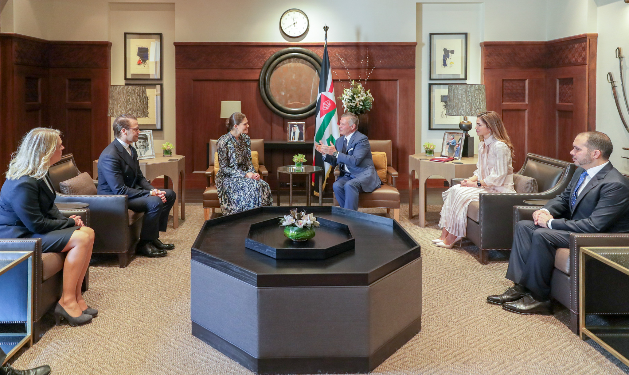 الملك والملكة يستقبلان ولي عهد السويد والأمير دانيال