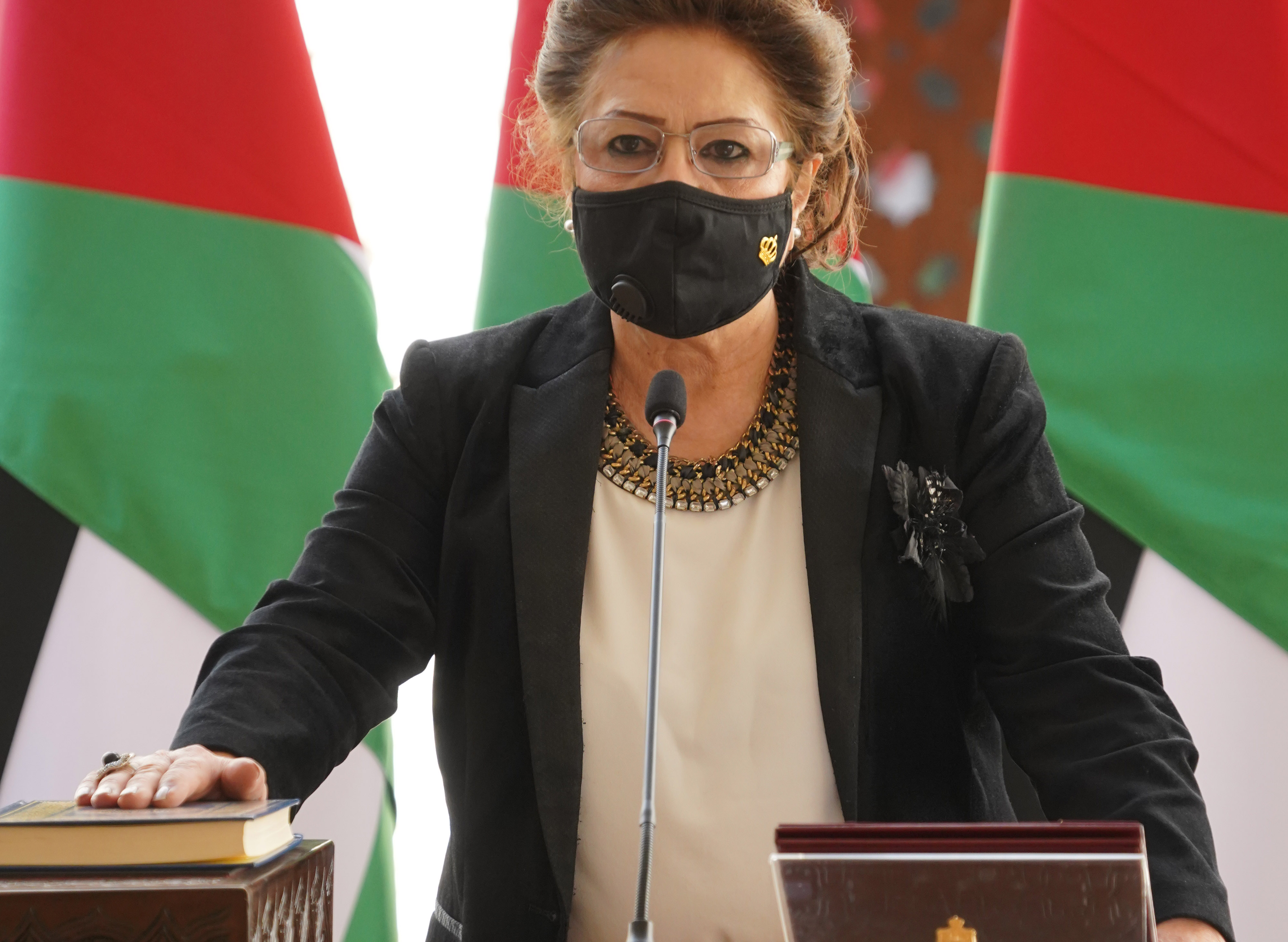 حكمت تؤدي اليمين الدستورية أمام الملك