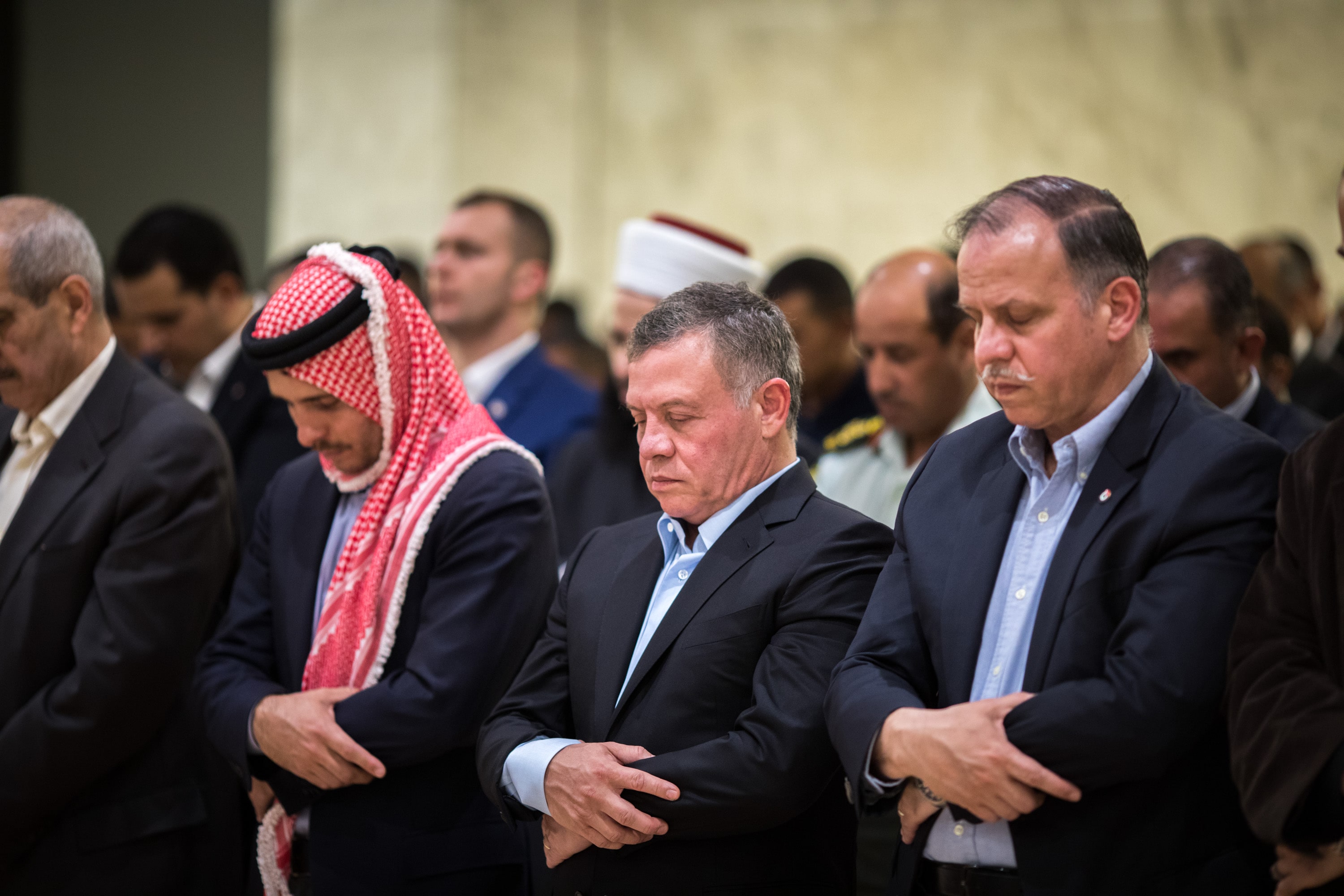 King performs isha, taraweeh prayers at Al Hashemiya Mosque