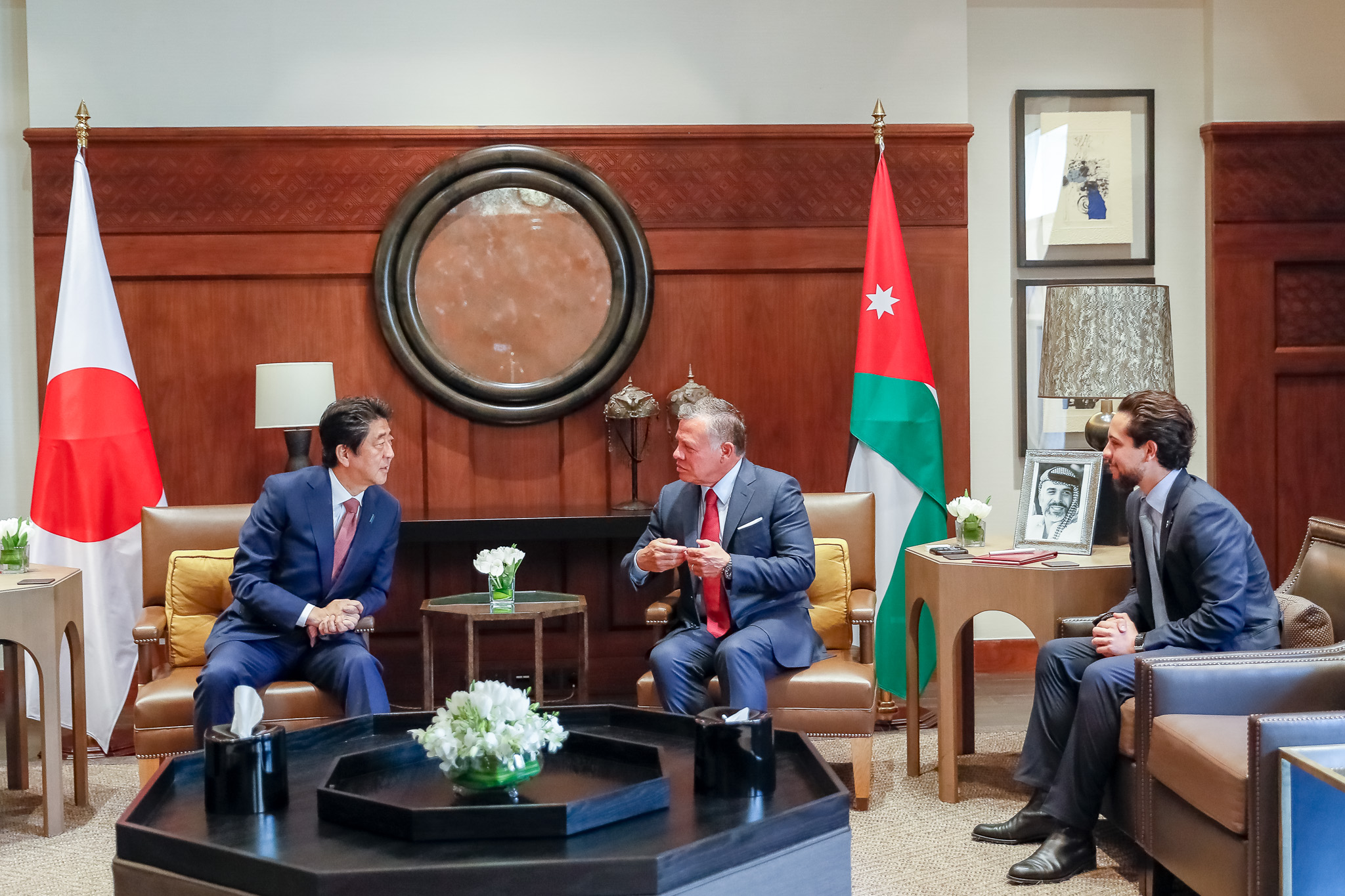 الملك يجري مباحثات مع رئيس الوزراء الياباني في قصر الحسينية