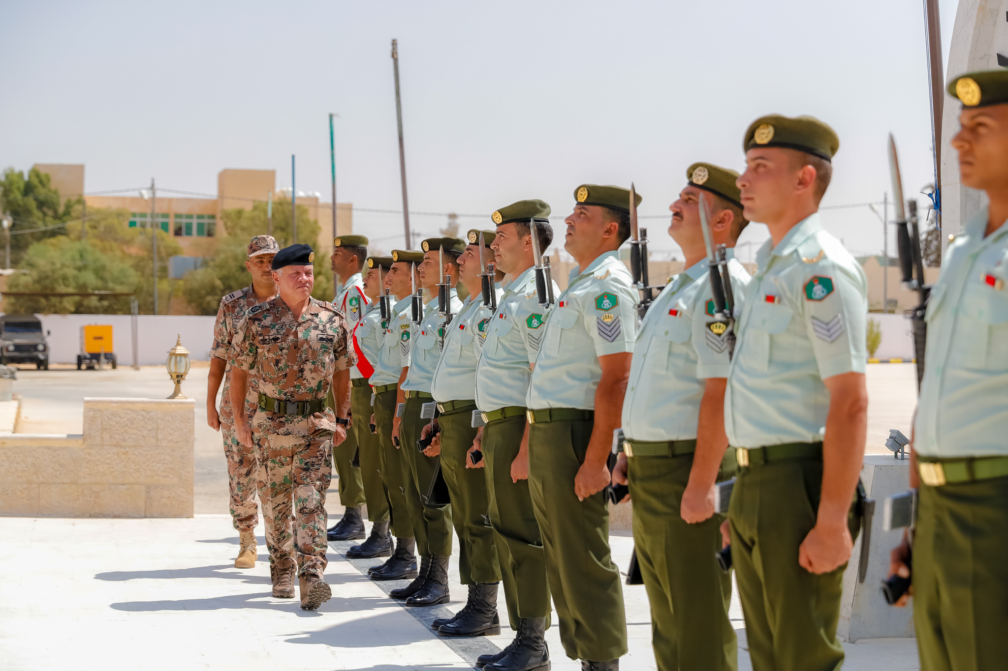 القائد الأعلى يزور مدرسة تدريب ضباط الصف