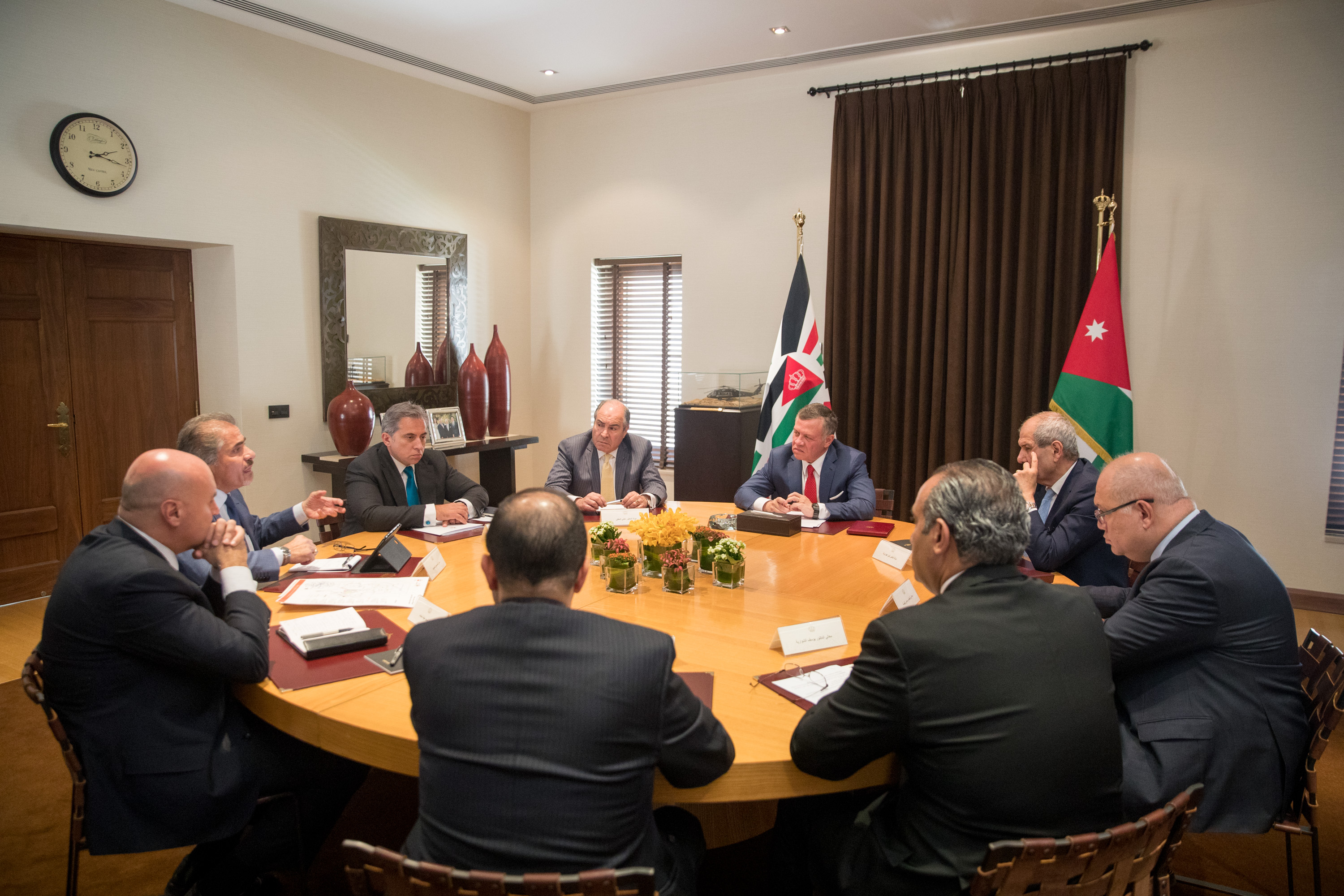 King chairs meeting to follow up on plans to develop public transport sector