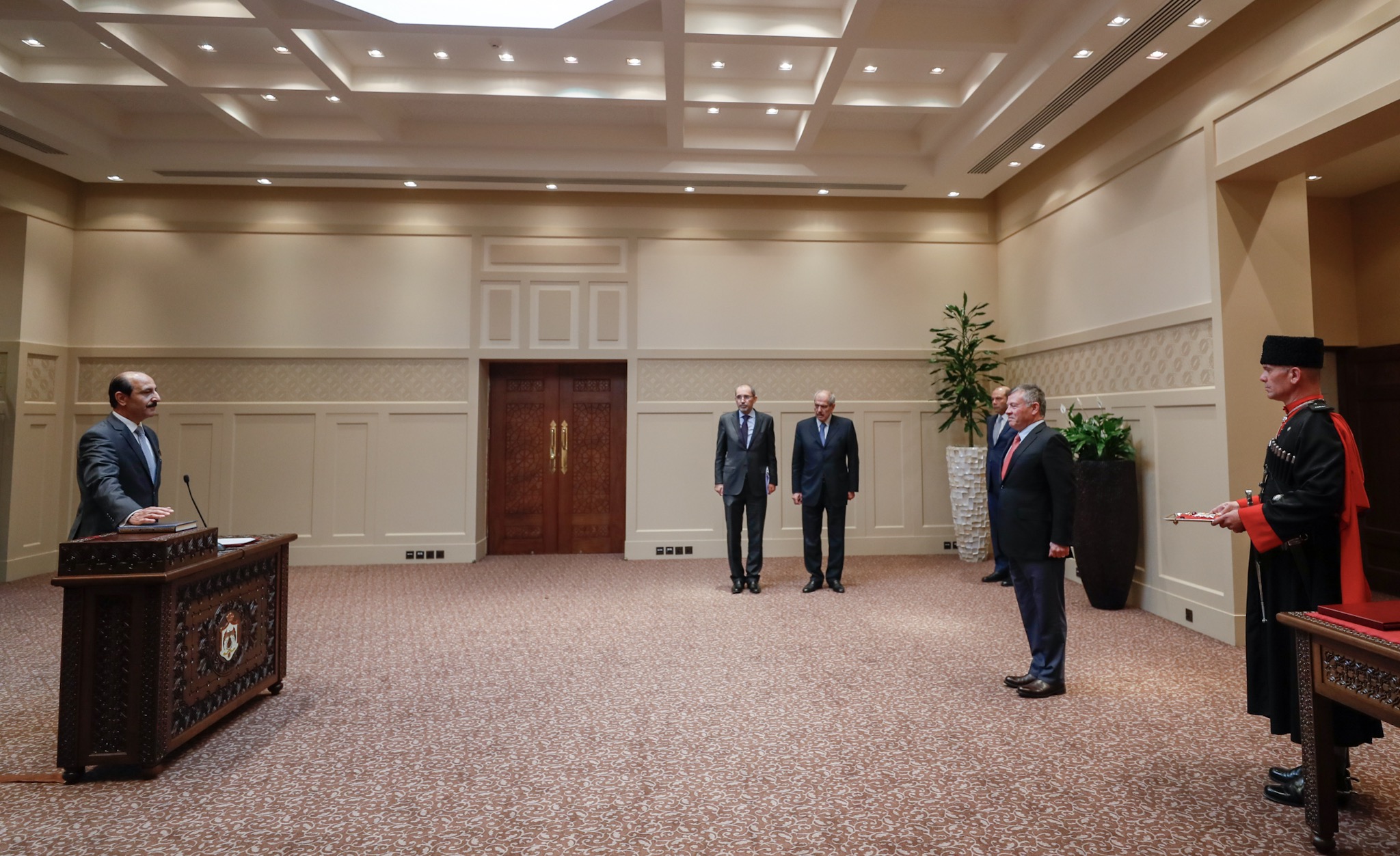 King swears in Jordan&rsquo;s new ambassador to Turkey