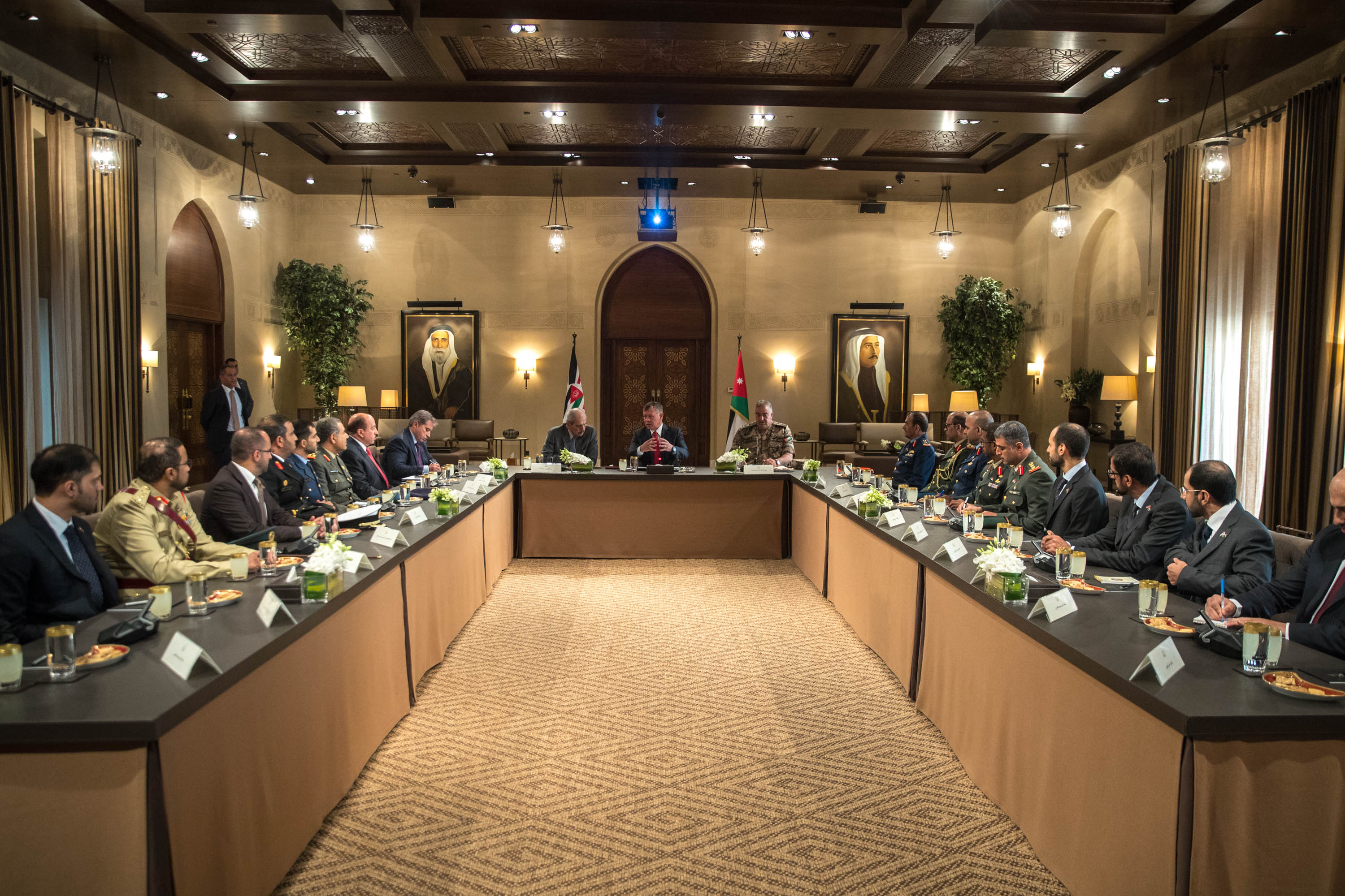 King receives UAE National Defence College delegation