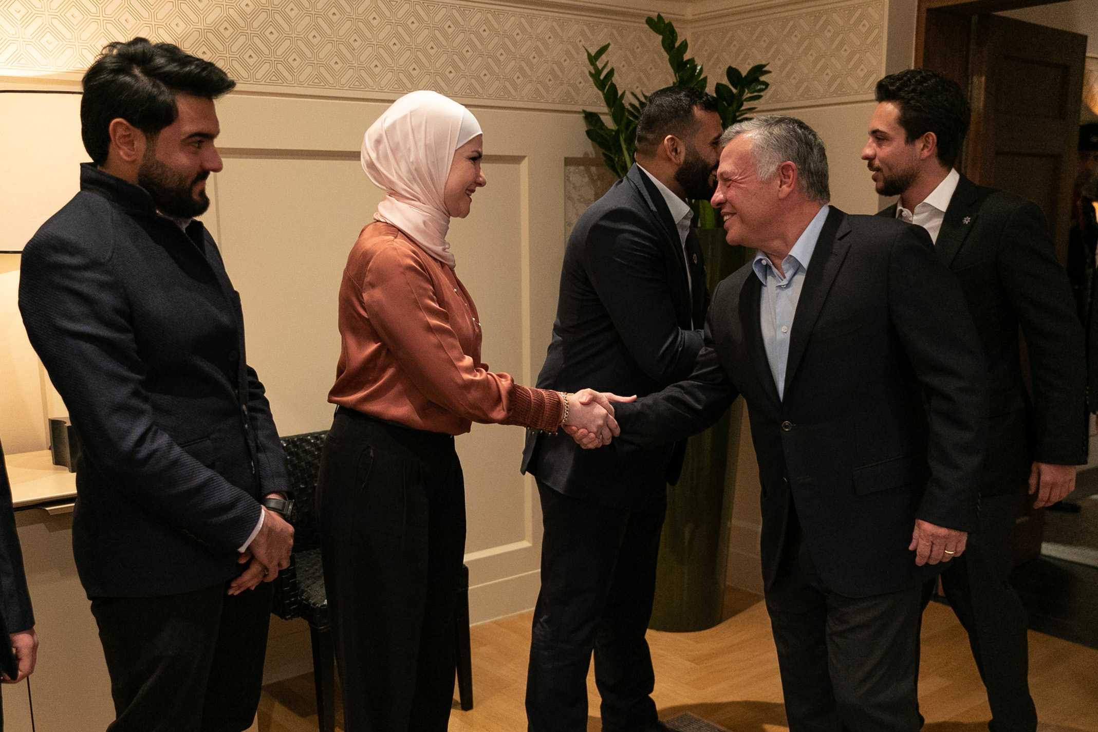 الملك يلتقي مجموعة من الشباب والشابات