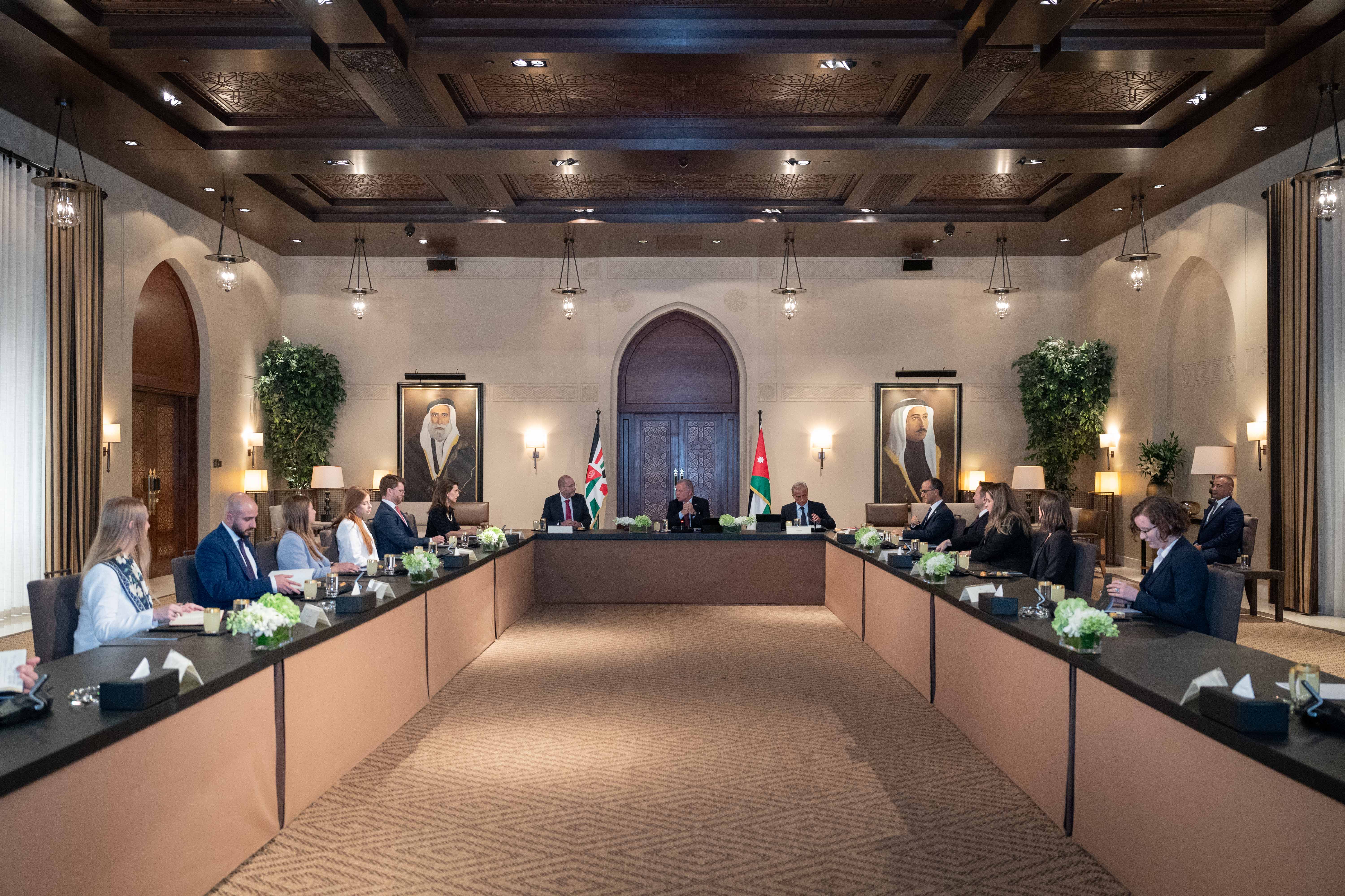 الملك يستقبل وفدا من مساعدي أعضاء الكونغرس الأمريكي