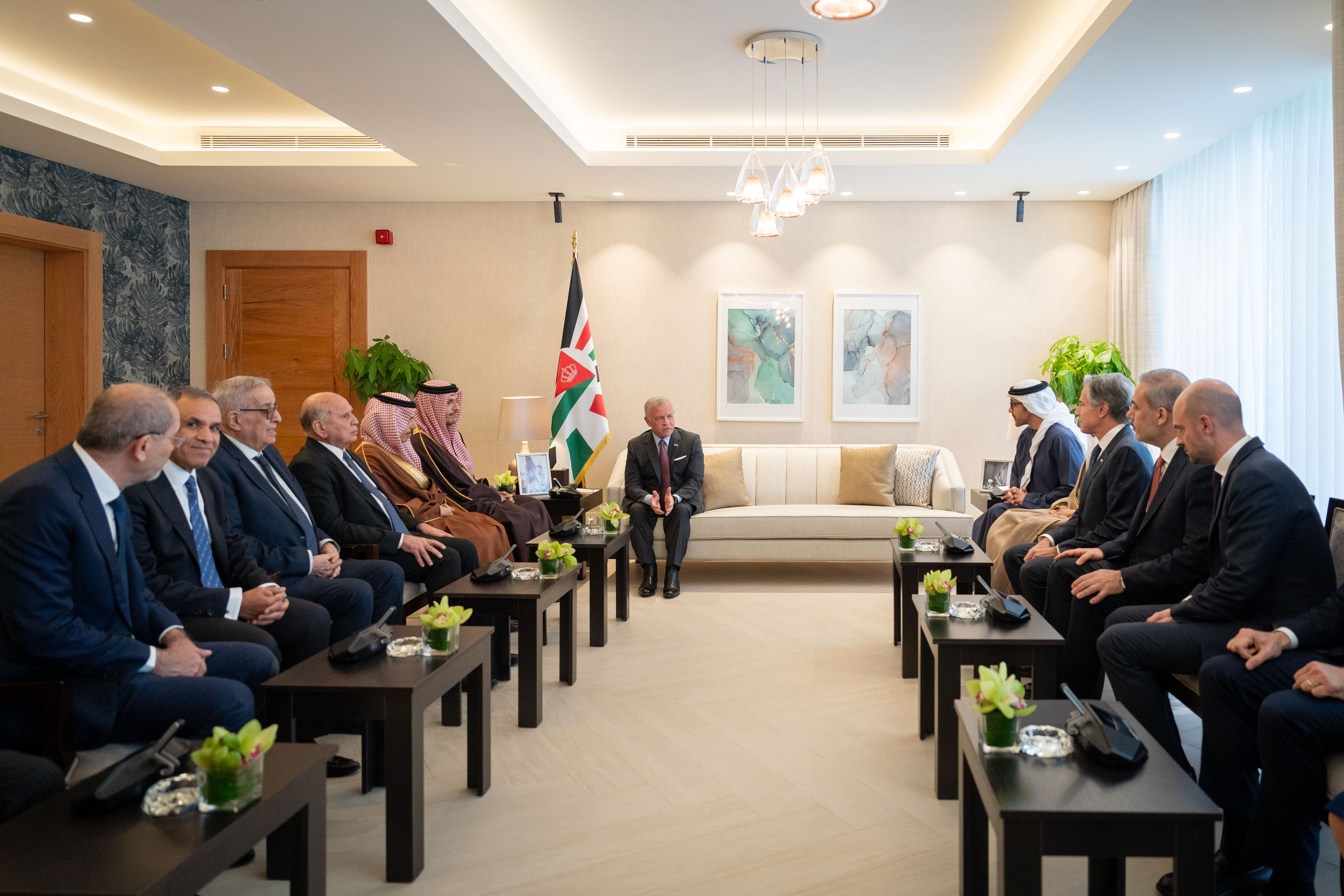 King receives FMs participating in Aqaba Meetings on Syria, urges safeguarding Syria&rsquo;s sovereignty, territorial integrity