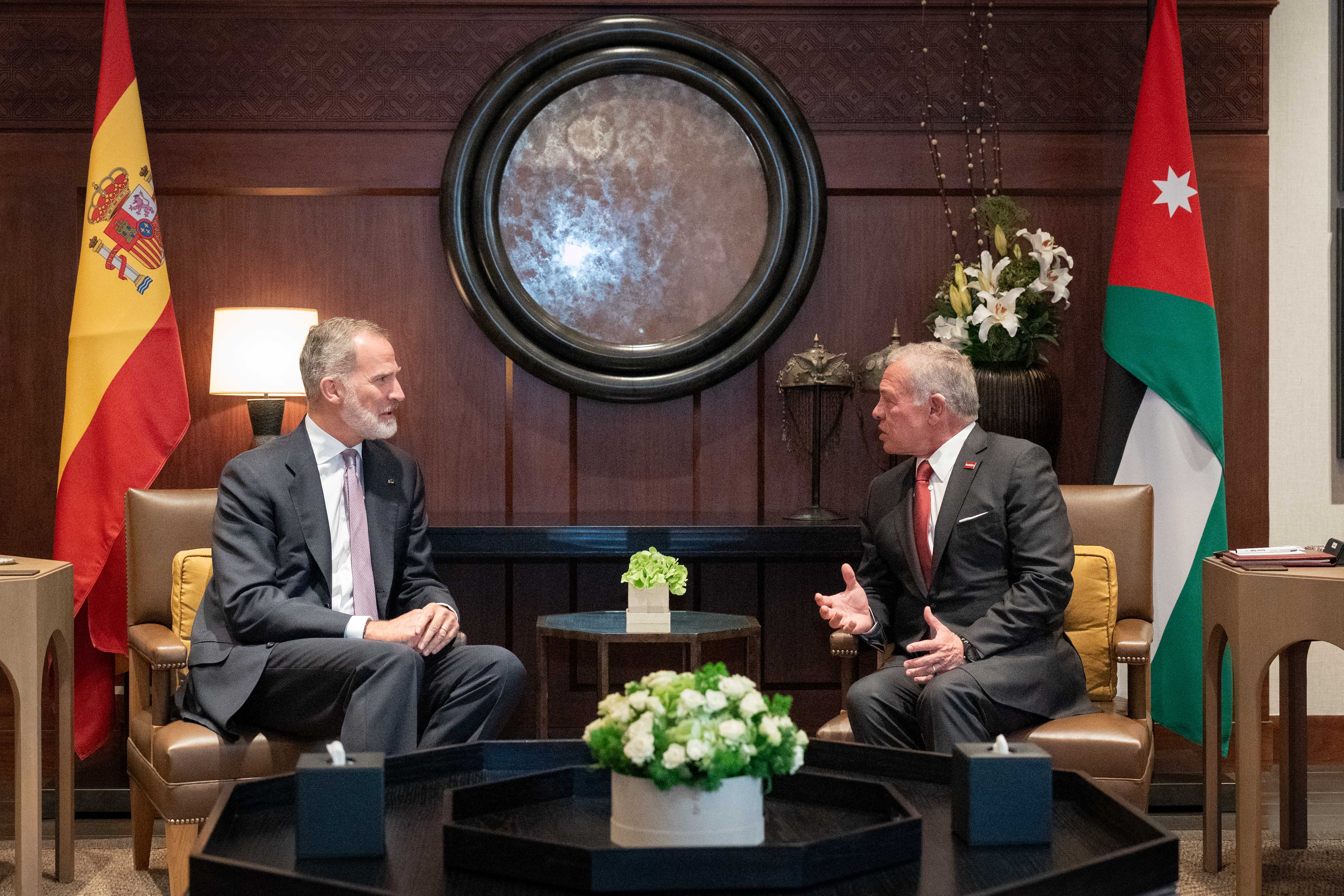 King meets Spain monarch, stresses need to stop war on Gaza, Lebanon