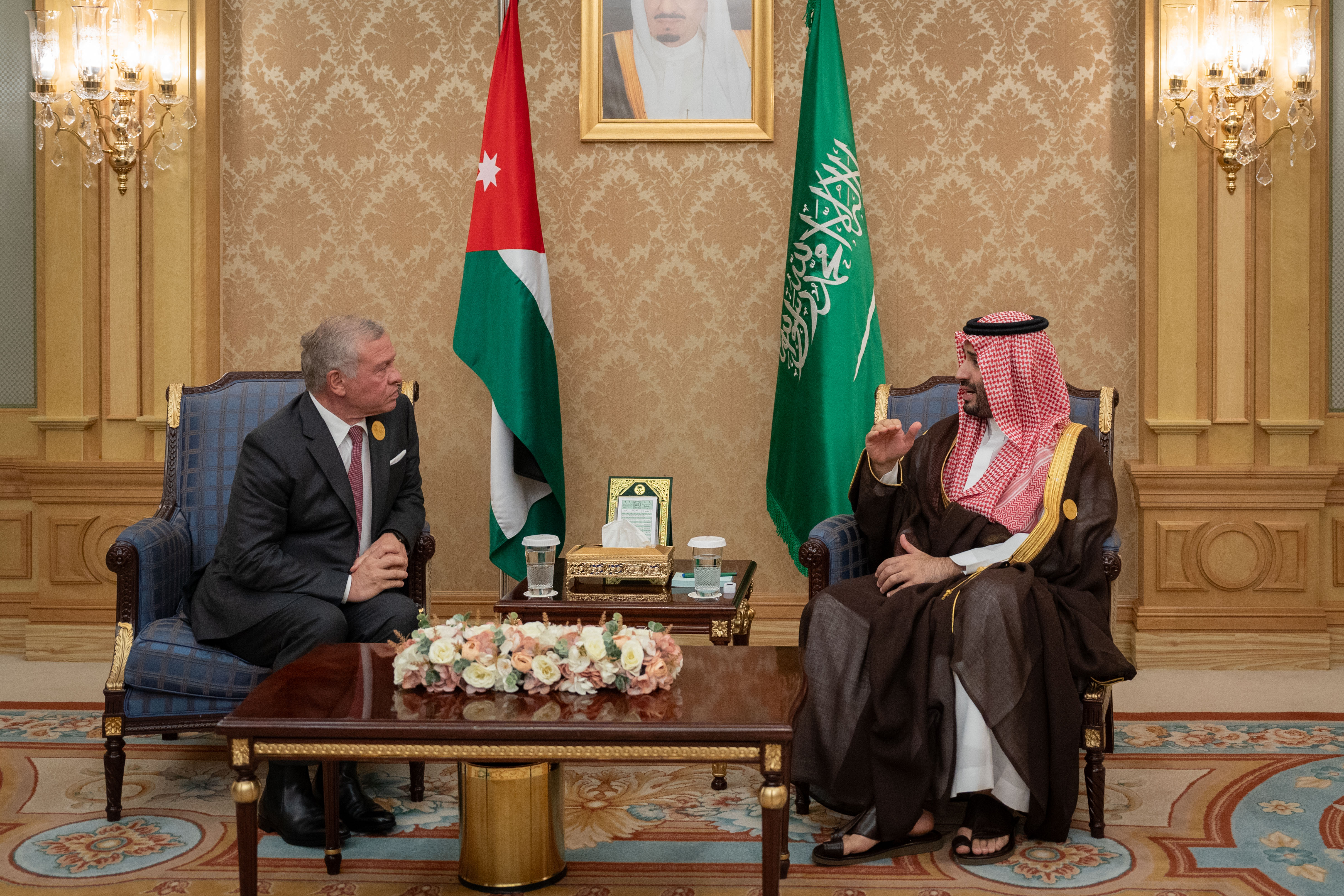 الملك يلتقي ولي العهد السعودي على هامش القمة العربية والإسلامية غير العادية